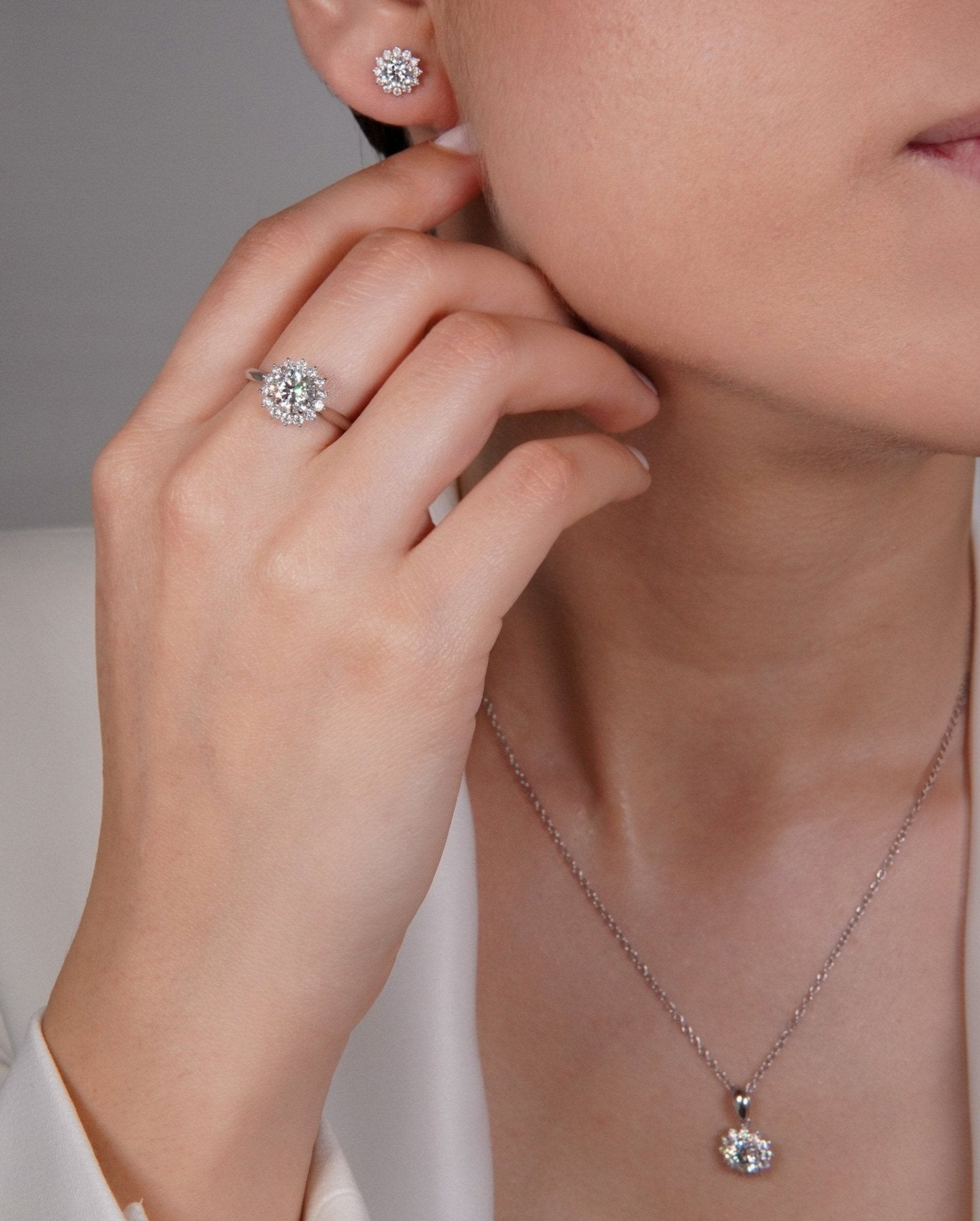 Eleganter Ring, Ohrstecker und Halskette aus Weißgold mit Labordiamanten – Nachhaltiger Schmuck für besondere Momente von VON RUWEN