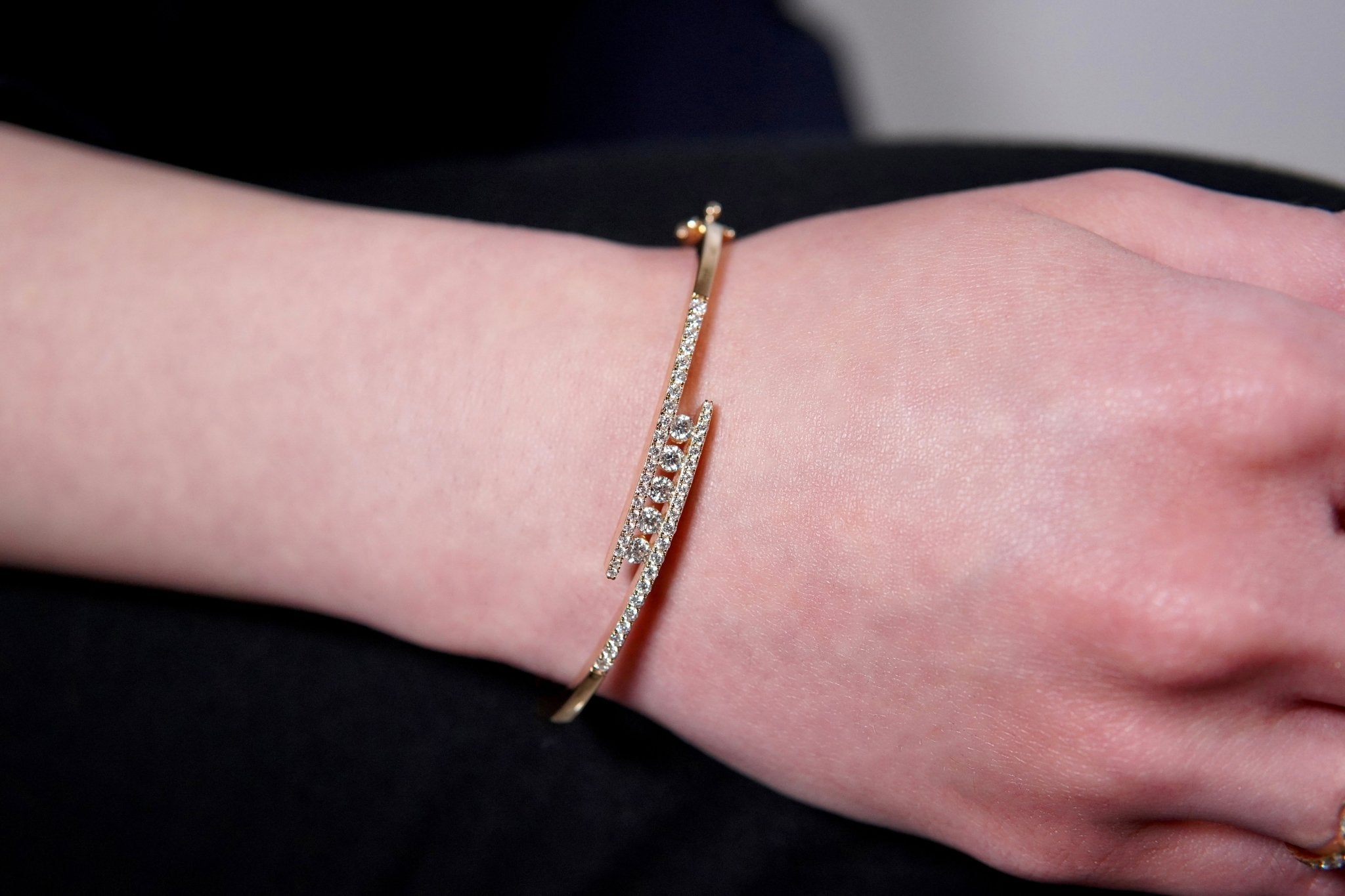 Linear Light Armreif – Hochwertiger Schmuck: Armreif mit Lab Grown Diamant in 14K Gelbgold von VON RUWEN GmbH