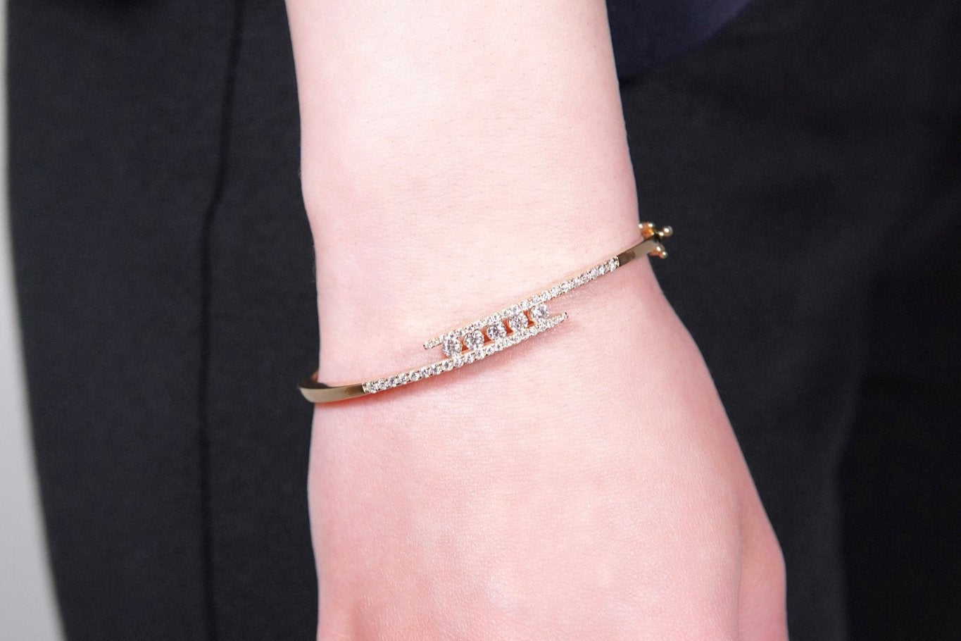 Linear Light Armreif – Hochwertiger Schmuck: Armreif mit Lab Grown Diamant in 14K Gelbgold von VON RUWEN GmbH