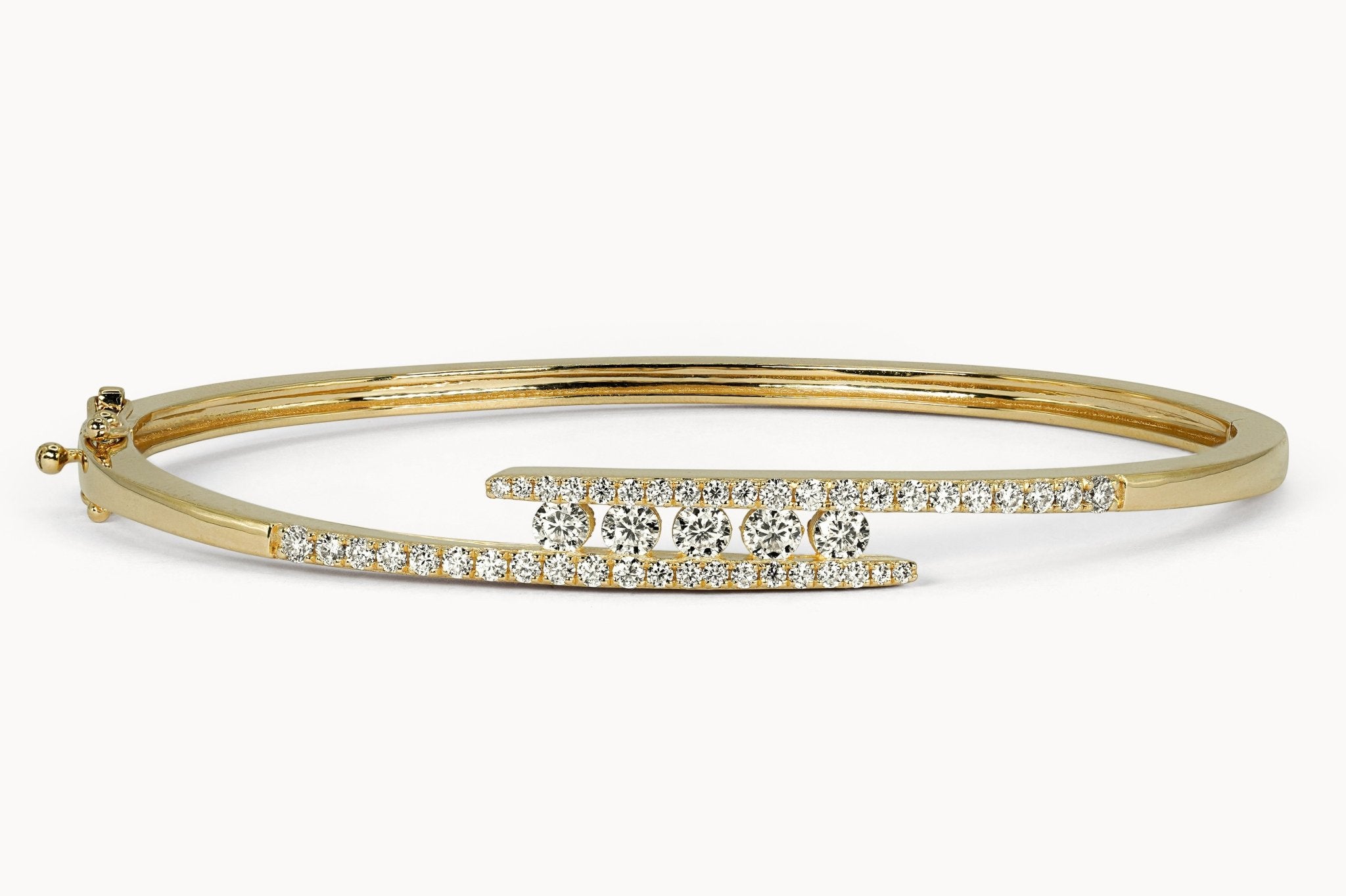 Linear Light Armreif – Hochwertiger Schmuck: Armreif mit Lab Grown Diamant in 14K Gelbgold von VON RUWEN GmbH