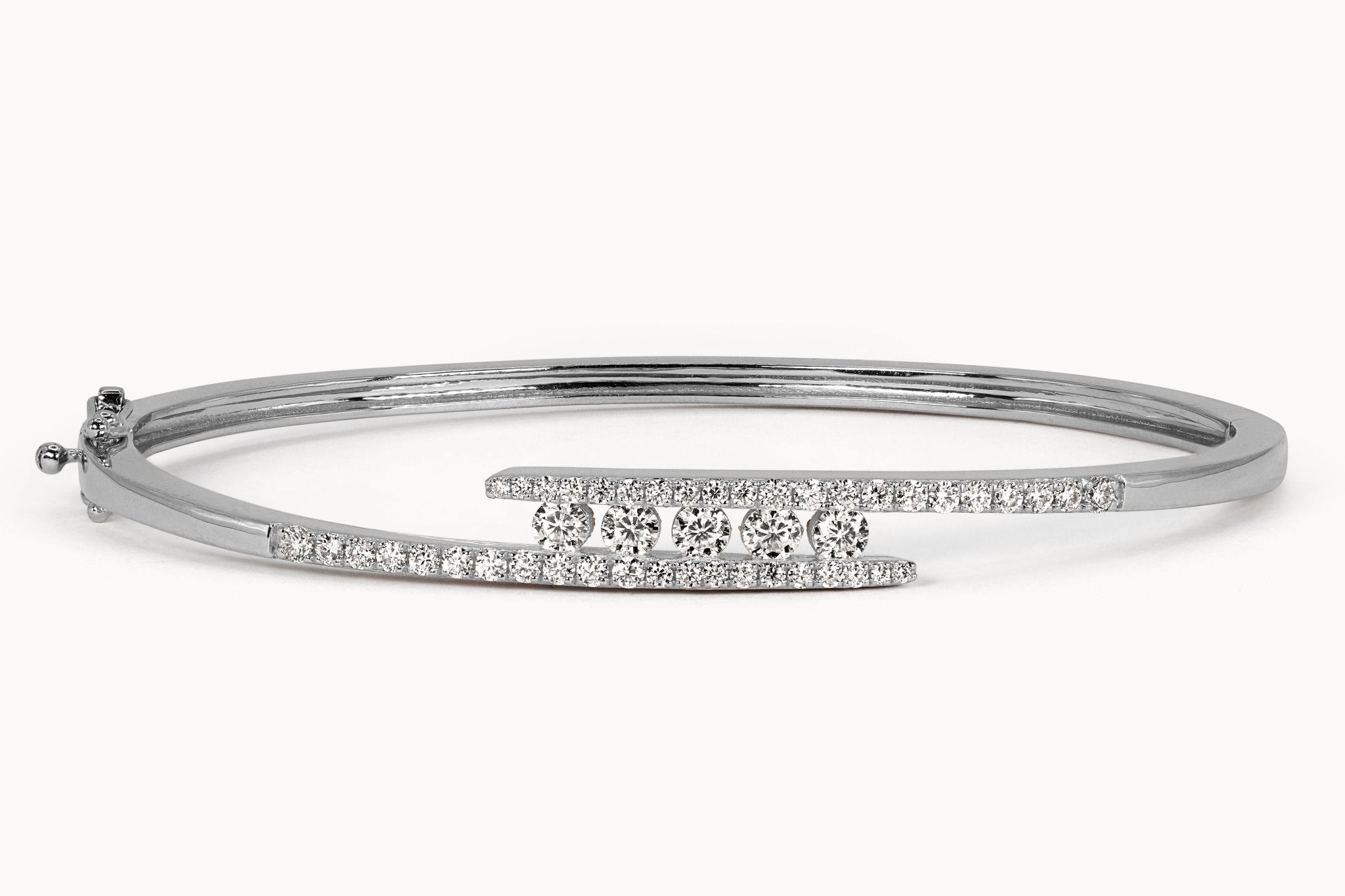 Linear Light Armreif – Hochwertiger Schmuck: Armreif mit Lab Grown Diamant in 14K Gelbgold von VON RUWEN GmbH