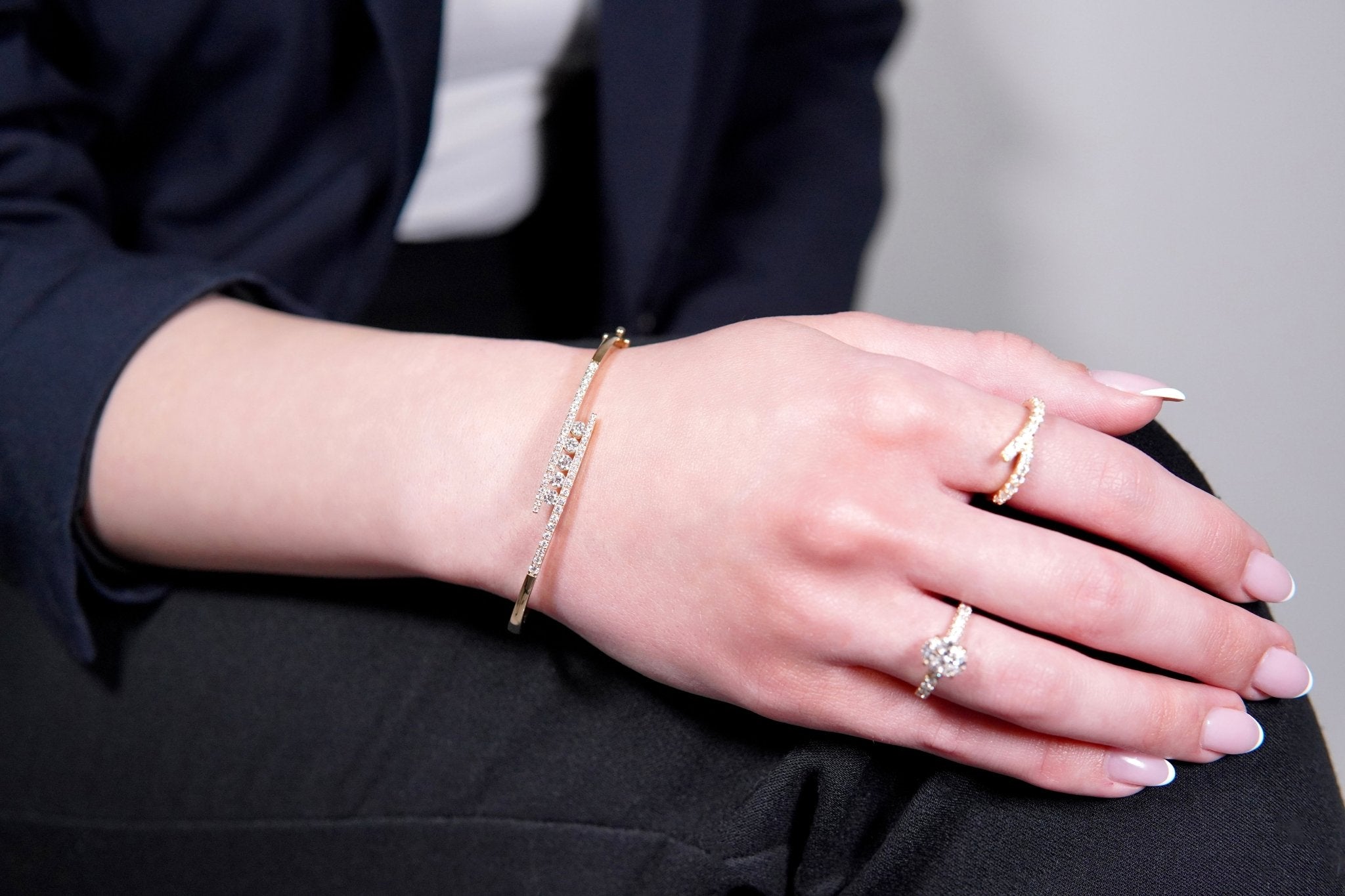 Linear Light Armreif – Hochwertiger Schmuck: Armreif mit Lab Grown Diamant in 14K Gelbgold von VON RUWEN GmbH