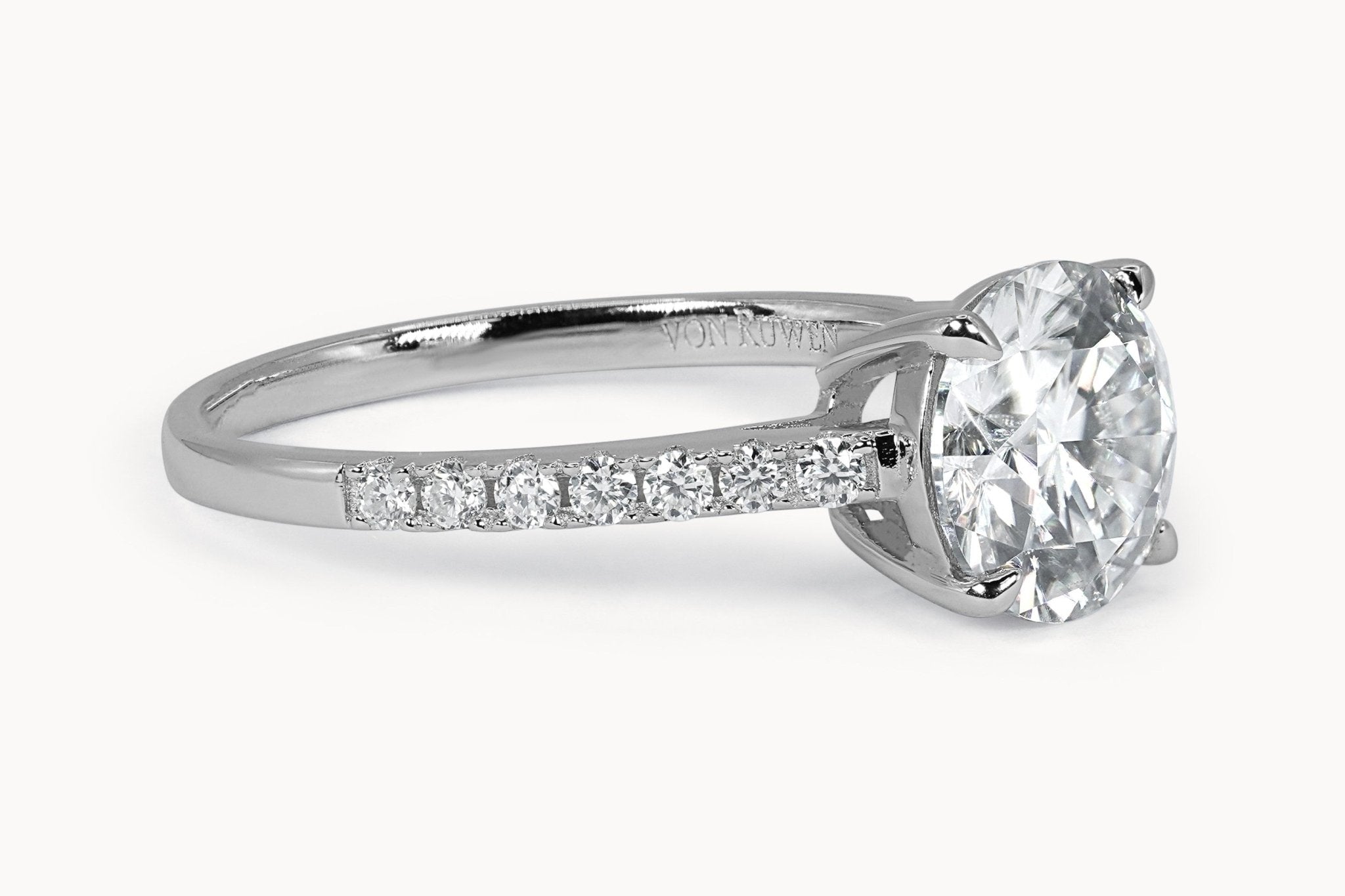 Majestic Solitaire Ring – Hochwertiger Schmuck: Ring mit Lab Grown Diamant in 18K Gelbgold von VON RUWEN GmbH