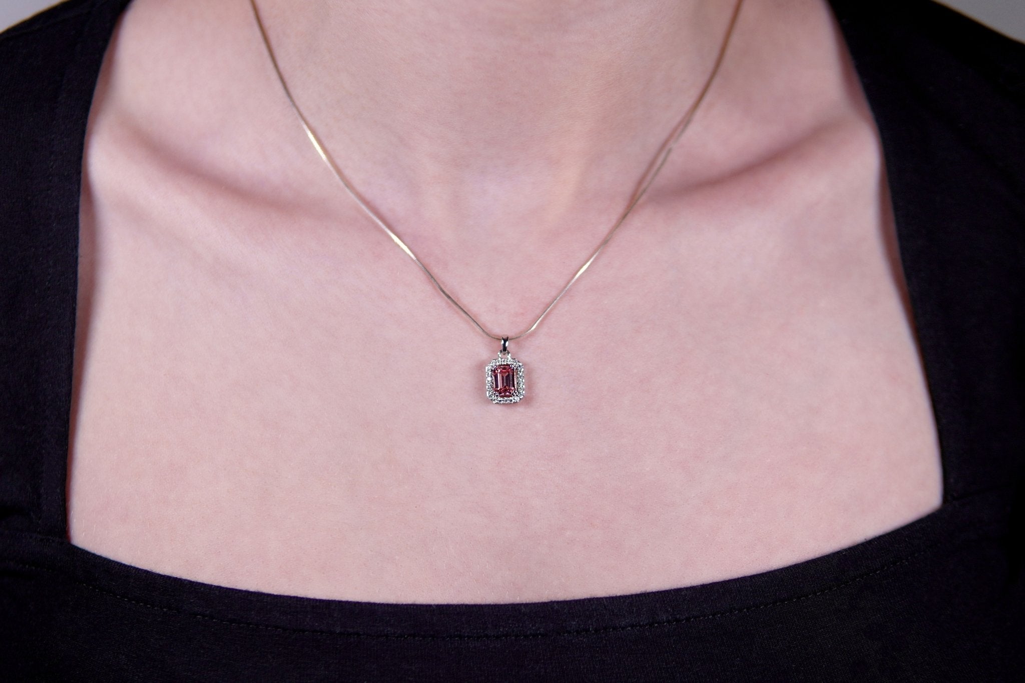 Orbital Glow Medallion Halskette: Halskette mit Rosa Saphir & Lab Grown Diamant in 14K Gelbgold von VON RUWEN GmbH