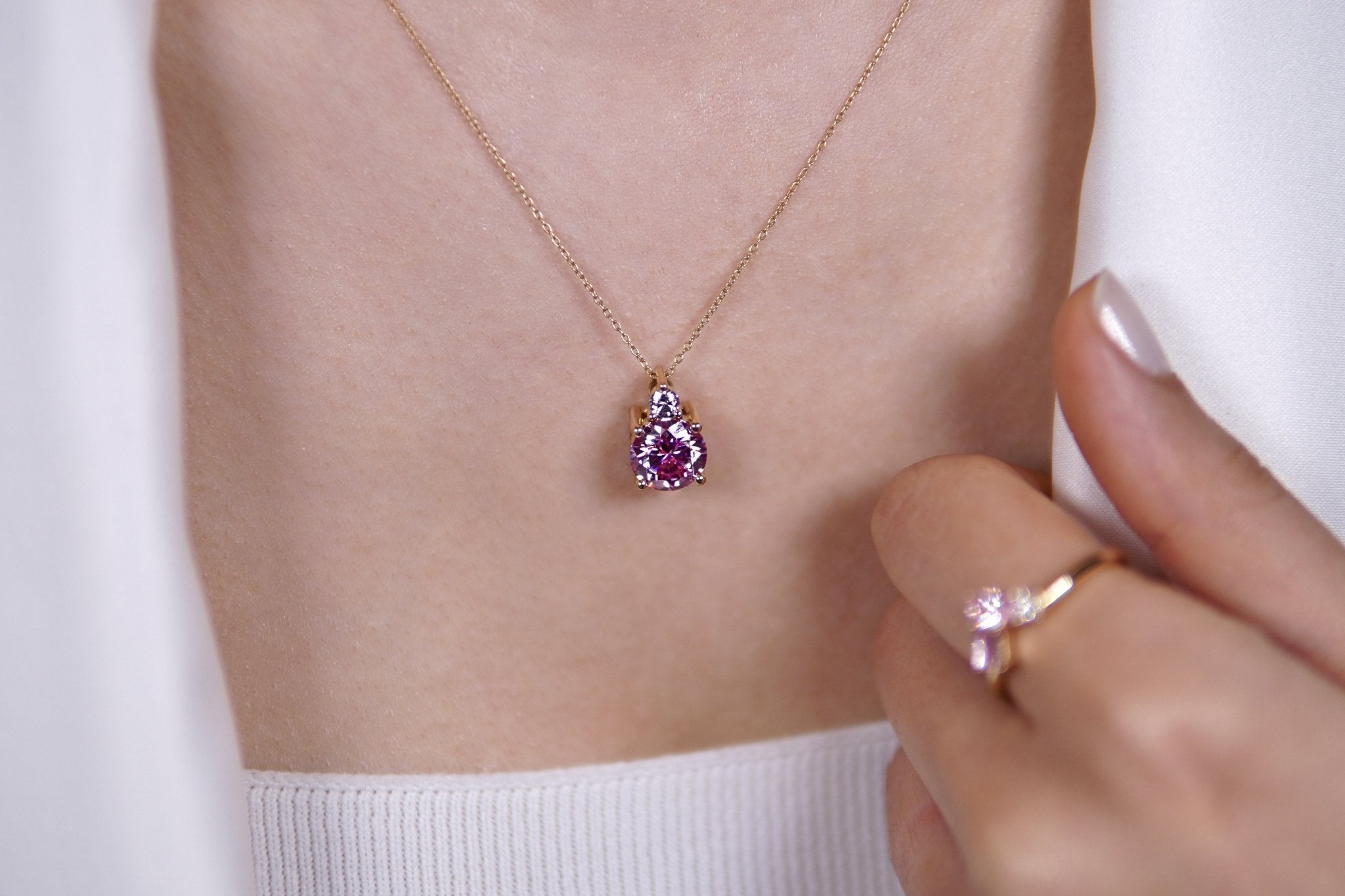 Rose Luminescence Halskette – Hochwertiger Schmuck: Halskette mit Rosa Moissanit & Lab Grown Diamant in 14K Gelbgold von VON RUWEN GmbH