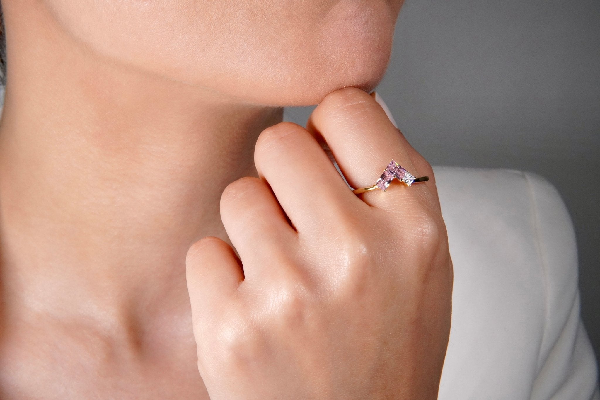 Sapphire Rendezvous Ring – Hochwertiger Schmuck: Ring mit Saphir & Lab Grown Diamant in 14K Gelbgold von VON RUWEN GmbH