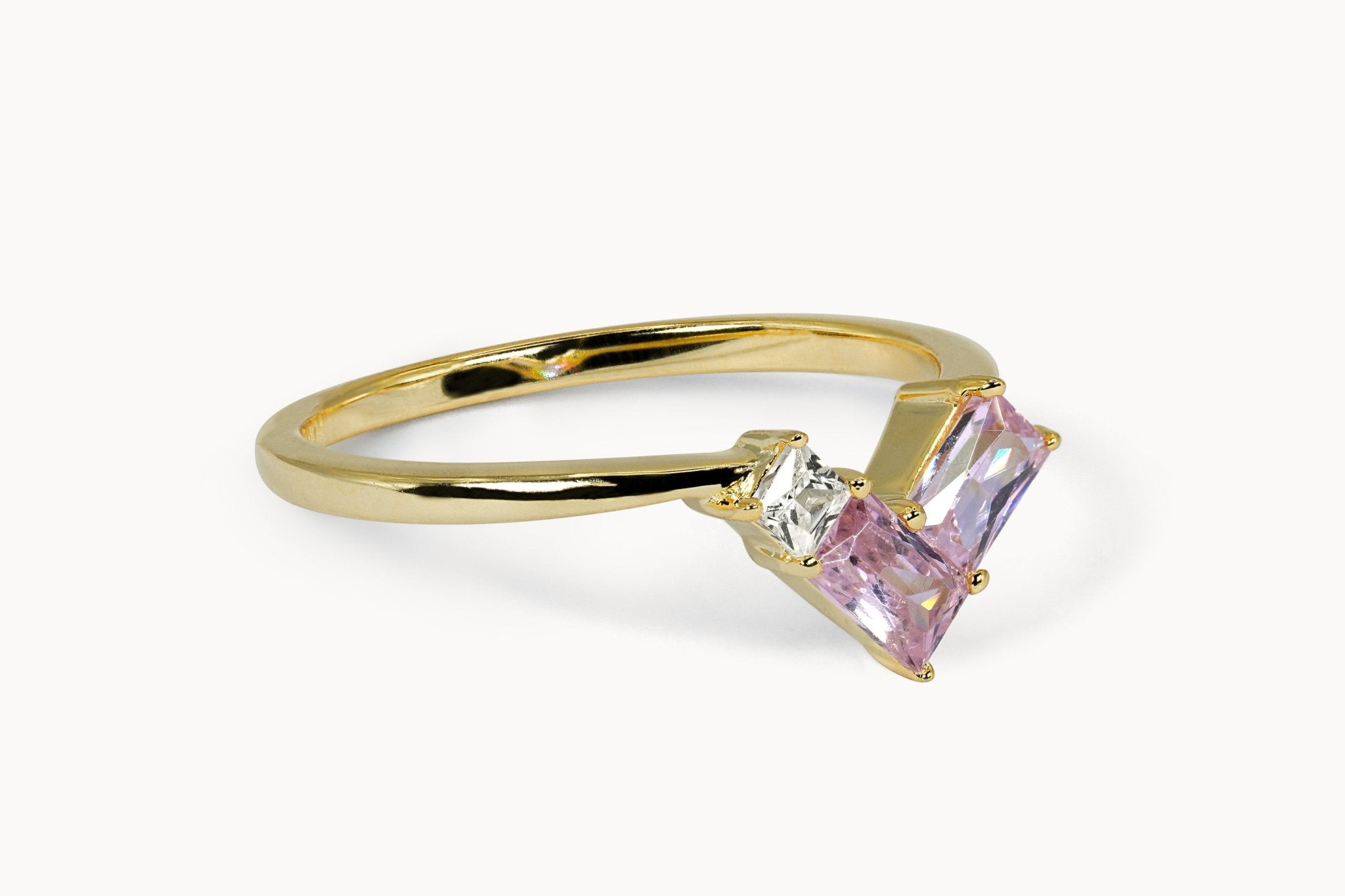 Sapphire Rendezvous Ring – Hochwertiger Schmuck: Ring mit Saphir & Lab Grown Diamant in 14K Gelbgold von VON RUWEN GmbH