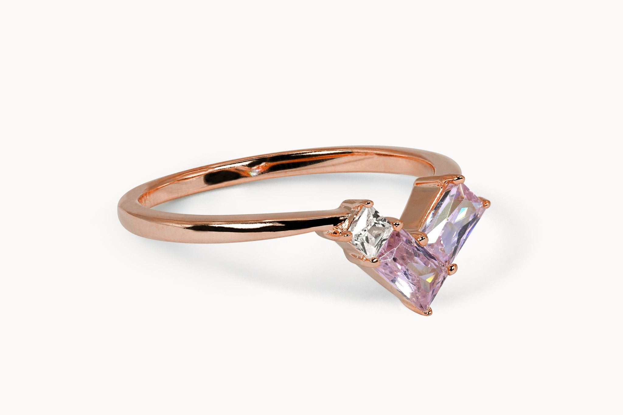 Sapphire Rendezvous Ring – Hochwertiger Schmuck: Ring mit Saphir & Lab Grown Diamant in 14K Gelbgold von VON RUWEN GmbH