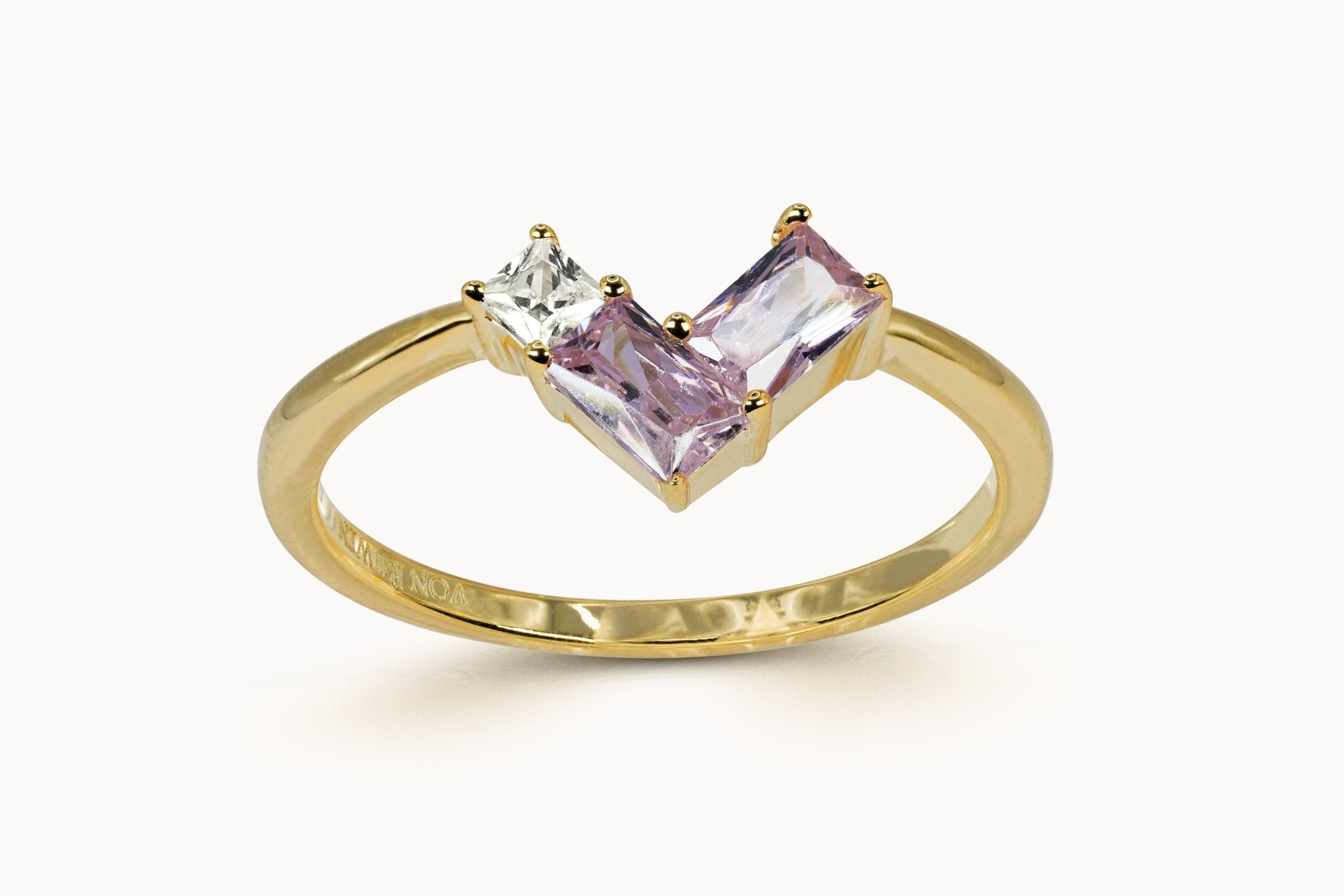 Sapphire Rendezvous Ring – Hochwertiger Schmuck: Ring mit Saphir & Lab Grown Diamant in 14K Gelbgold von VON RUWEN GmbH
