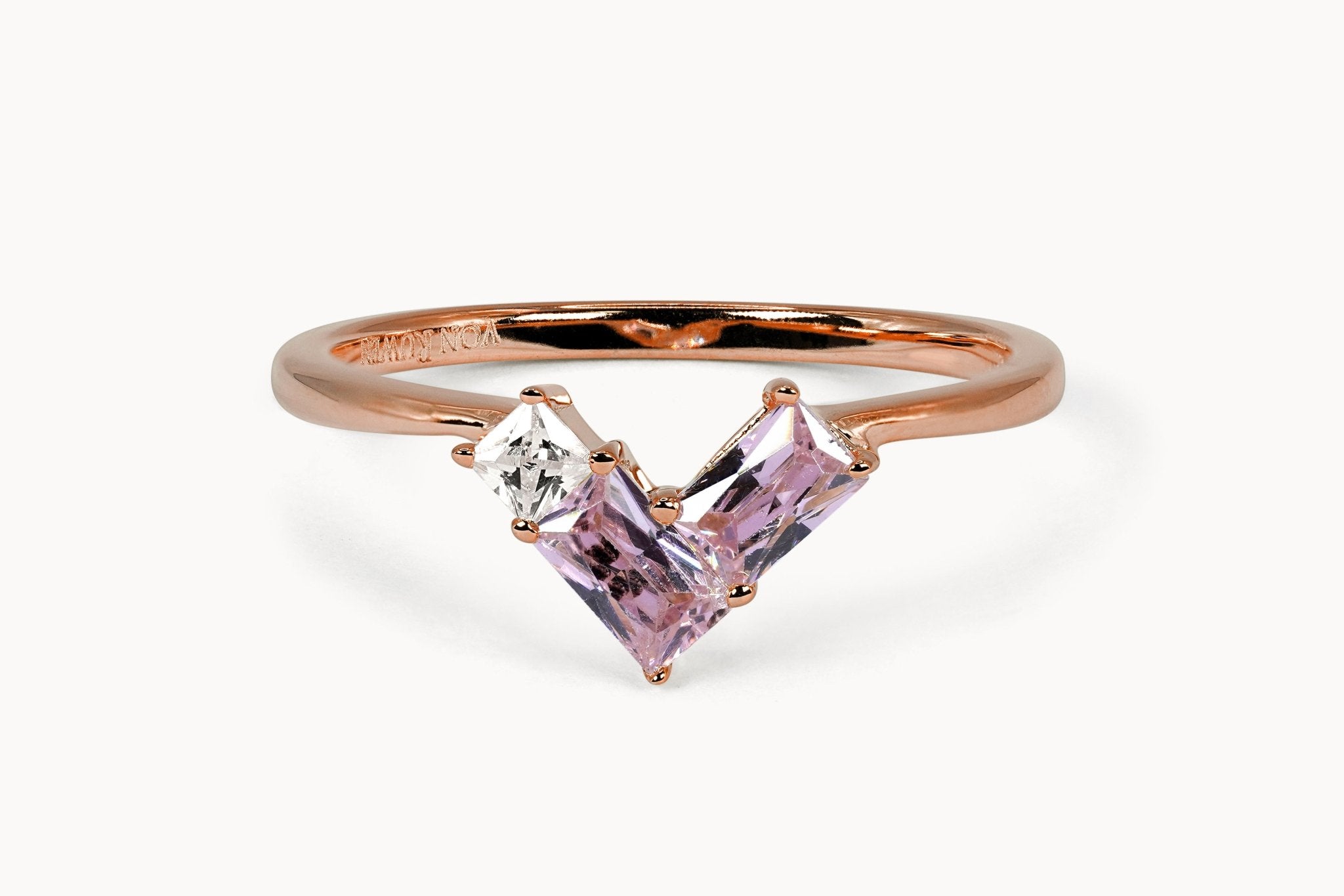 Sapphire Rendezvous Ring – Hochwertiger Schmuck: Ring mit Saphir & Lab Grown Diamant in 14K Gelbgold von VON RUWEN GmbH