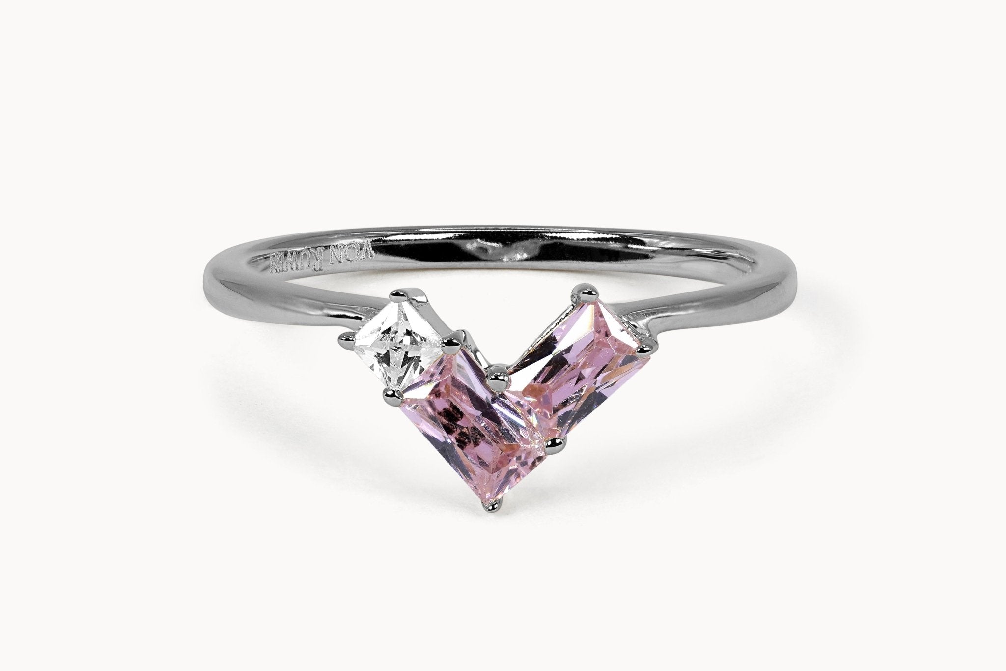 Sapphire Rendezvous Ring – Hochwertiger Schmuck: Ring mit Saphir & Lab Grown Diamant in 14K Gelbgold von VON RUWEN GmbH
