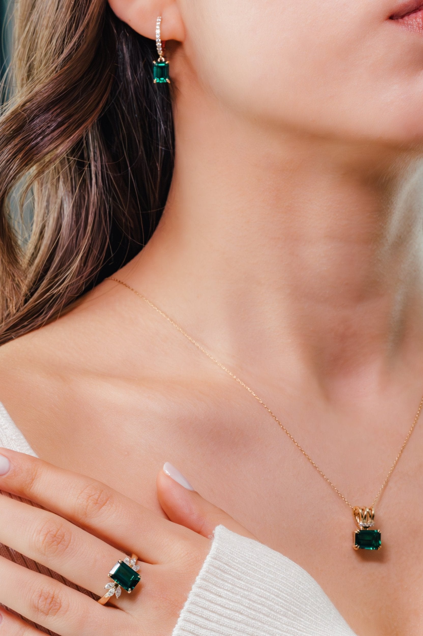 Elegantes Schmuckset aus Gelbgold mit Smaragden: Ohrringe, Halskette und Ring im Emerald-Cut – Zeitloser und nachhaltiger Schmuck von VON RUWEN