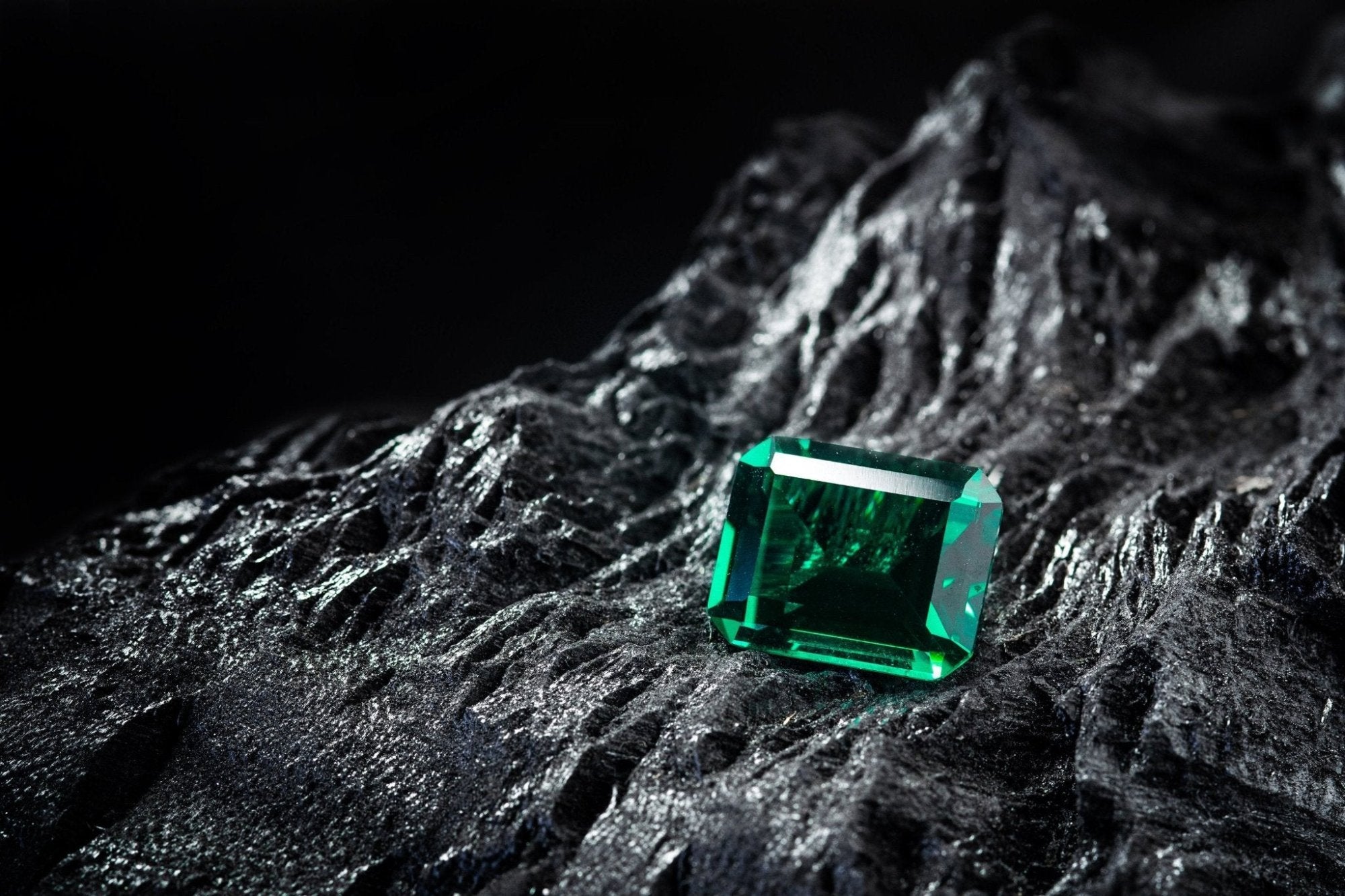 Hochwertiger Smaragd im Emerald-Cut auf schwarzem Hintergrund – Nachhaltiger Edelstein von VON RUWEN