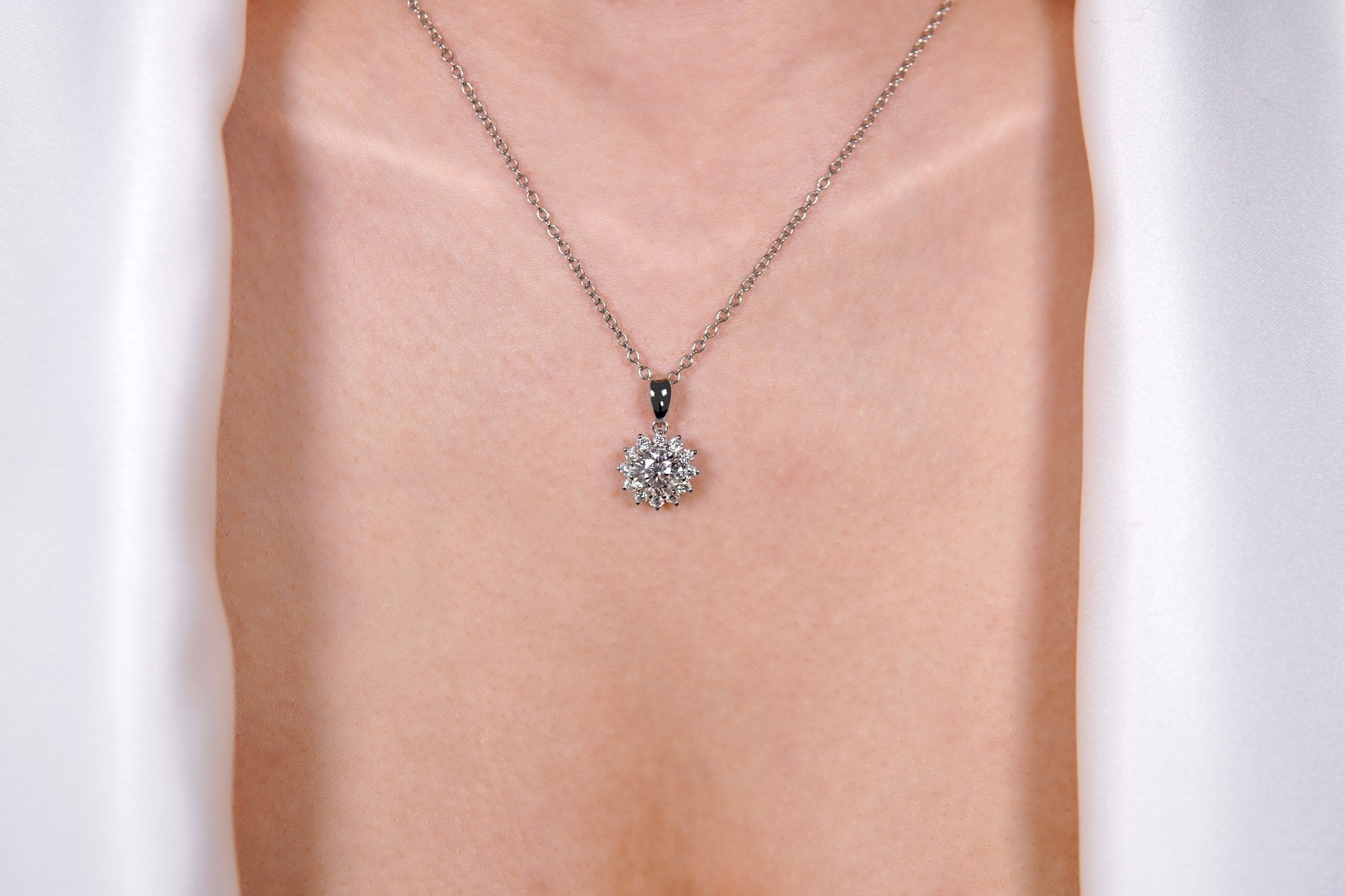 Snowflake Whisper Halskette – Hochwertiger Schmuck: Halskette mit Lab Grown Diamant in 14K Gelbgold von VON RUWEN GmbH