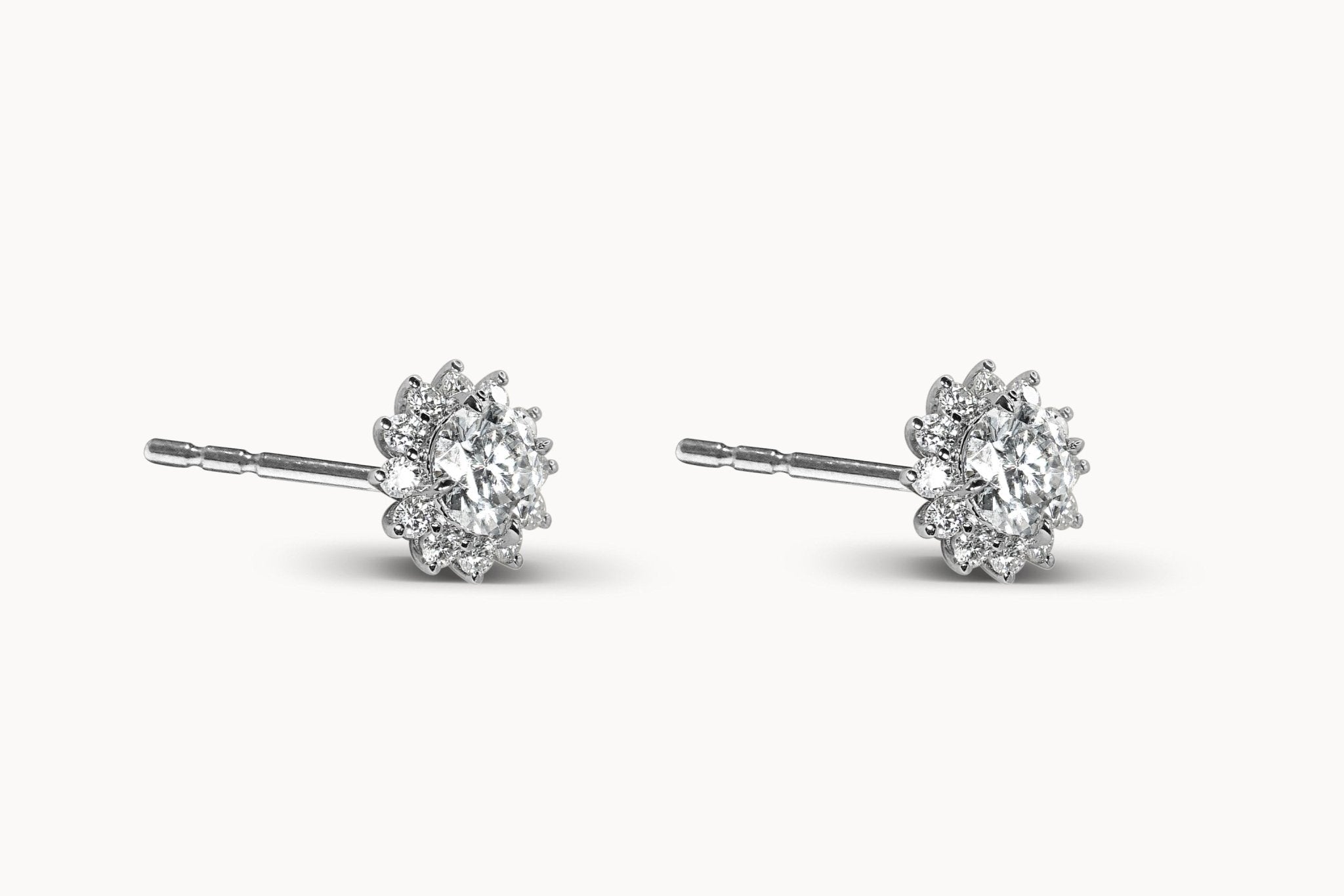 Snowflake Whisper Ohrstecker – Hochwertiger Schmuck: Ohrstecker mit Lab Grown Diamant in 14K Gelbgold von VON RUWEN GmbH