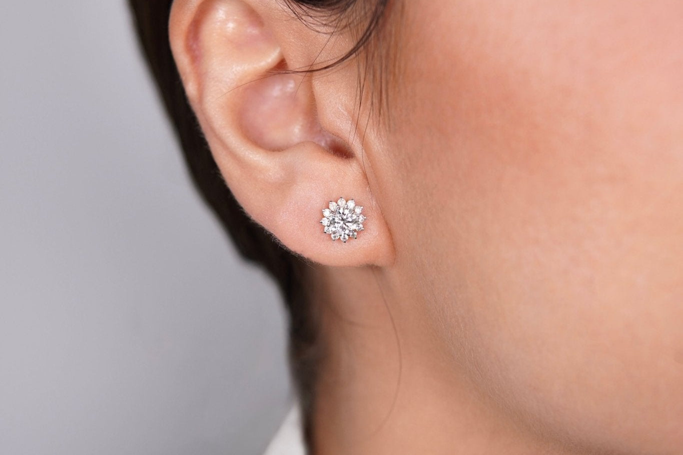 Snowflake Whisper Ohrstecker – Hochwertiger Schmuck: Ohrstecker mit Lab Grown Diamant in 14K Gelbgold von VON RUWEN GmbH