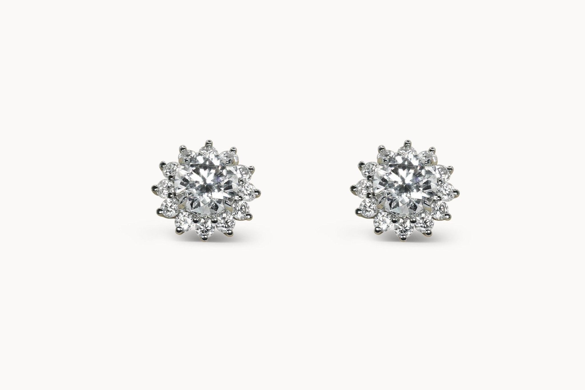 Snowflake Whisper Ohrstecker – Hochwertiger Schmuck: Ohrstecker mit Lab Grown Diamant in 14K Gelbgold von VON RUWEN GmbH