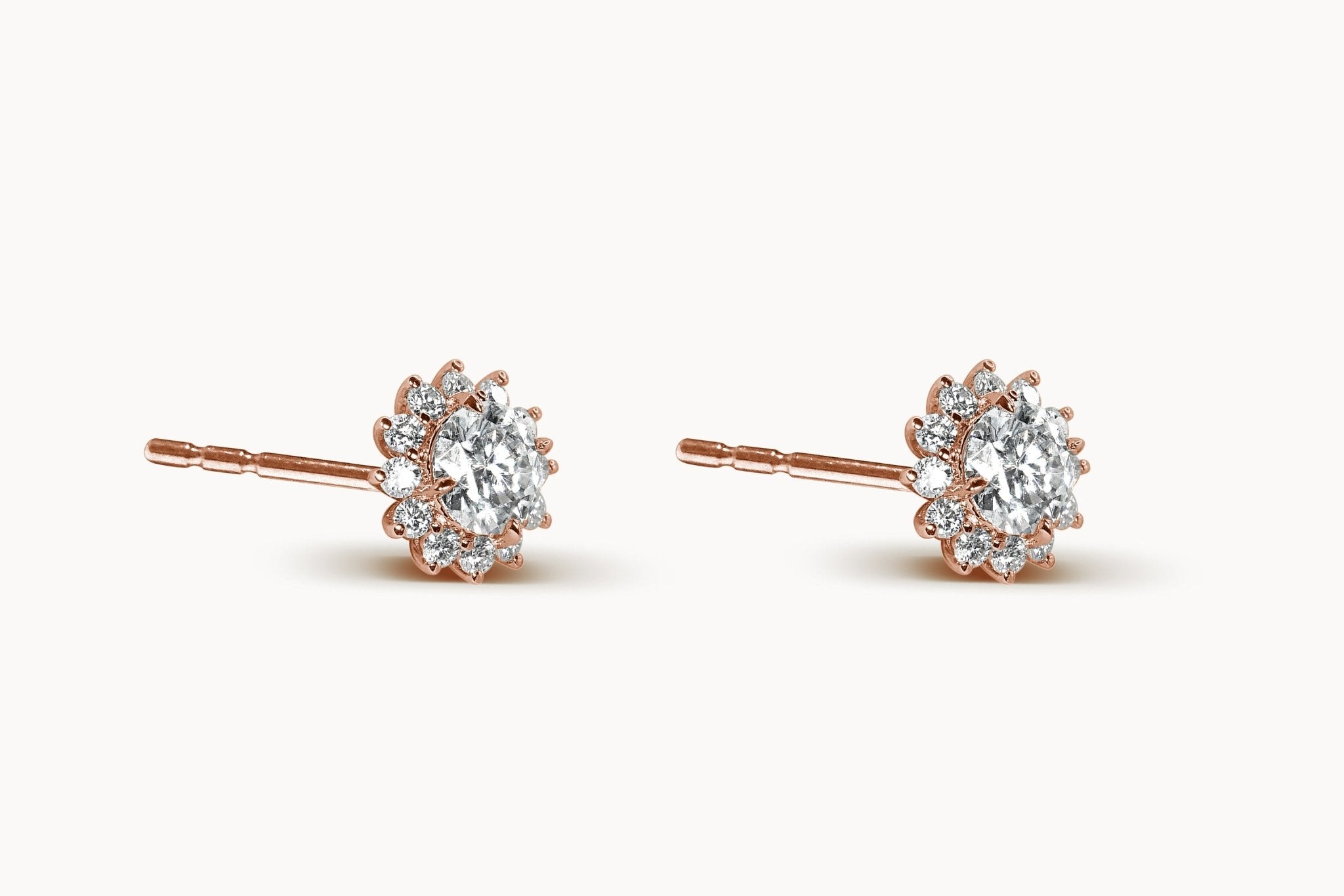Snowflake Whisper Ohrstecker – Hochwertiger Schmuck: Ohrstecker mit Lab Grown Diamant in 14K Gelbgold von VON RUWEN GmbH