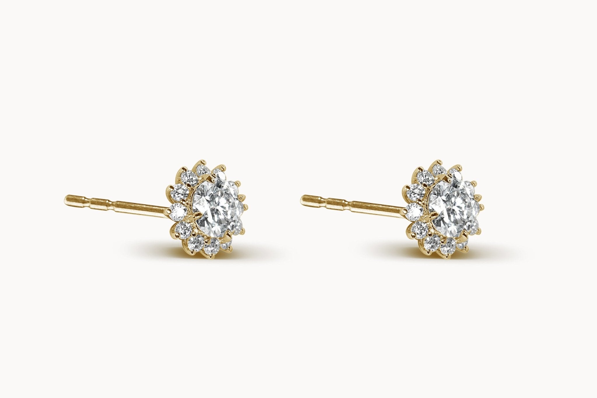 Snowflake Whisper Ohrstecker – Hochwertiger Schmuck: Ohrstecker mit Lab Grown Diamant in 14K Gelbgold von VON RUWEN GmbH