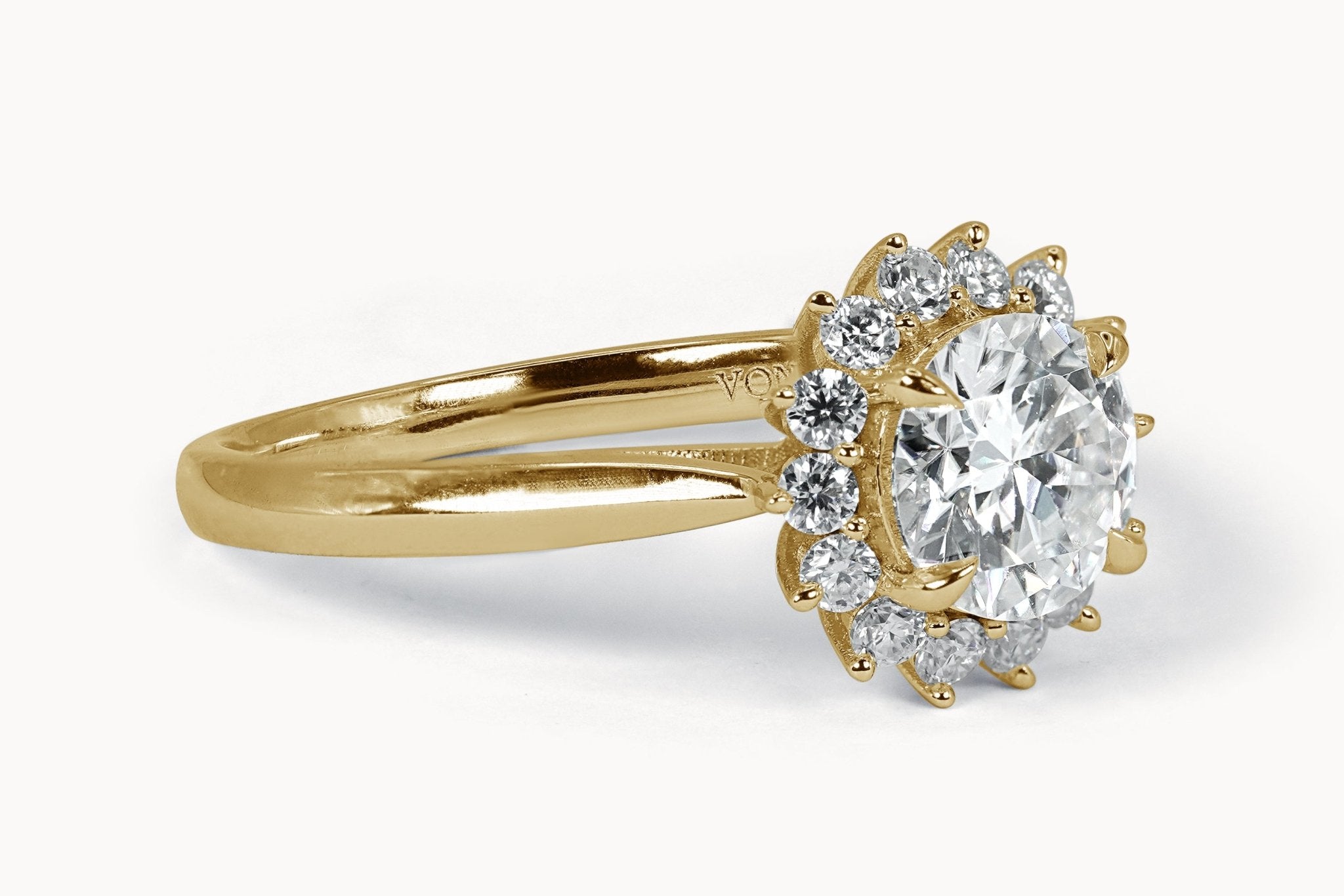Snowflake Whisper Ring – Hochwertiger Schmuck: Ring mit Lab Grown Diamant in 18K Gelbgold von VON RUWEN GmbH