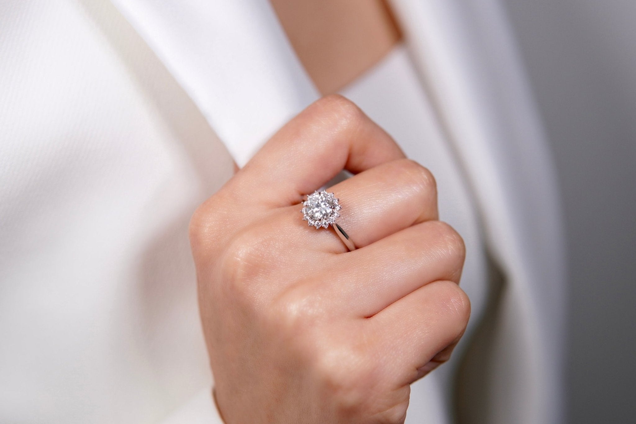 Snowflake Whisper Ring – Hochwertiger Schmuck: Ring mit Lab Grown Diamant in 18K Gelbgold von VON RUWEN GmbH