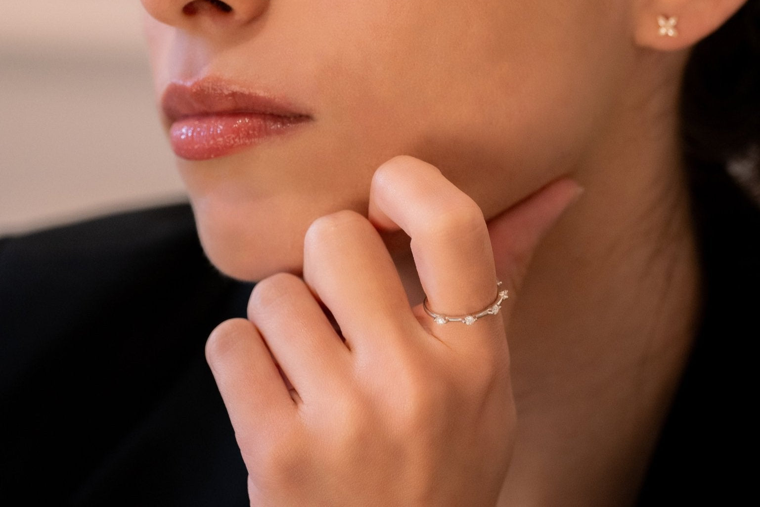 Stellar Grace Ring – Hochwertiger Schmuck: Ring mit Lab Grown Diamant in 14K Gelbgold von VON RUWEN GmbH
