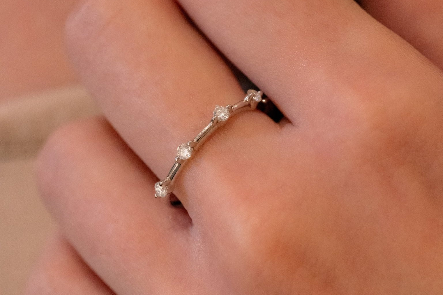 Stellar Grace Ring – Hochwertiger Schmuck: Ring mit Lab Grown Diamant in 14K Gelbgold von VON RUWEN GmbH