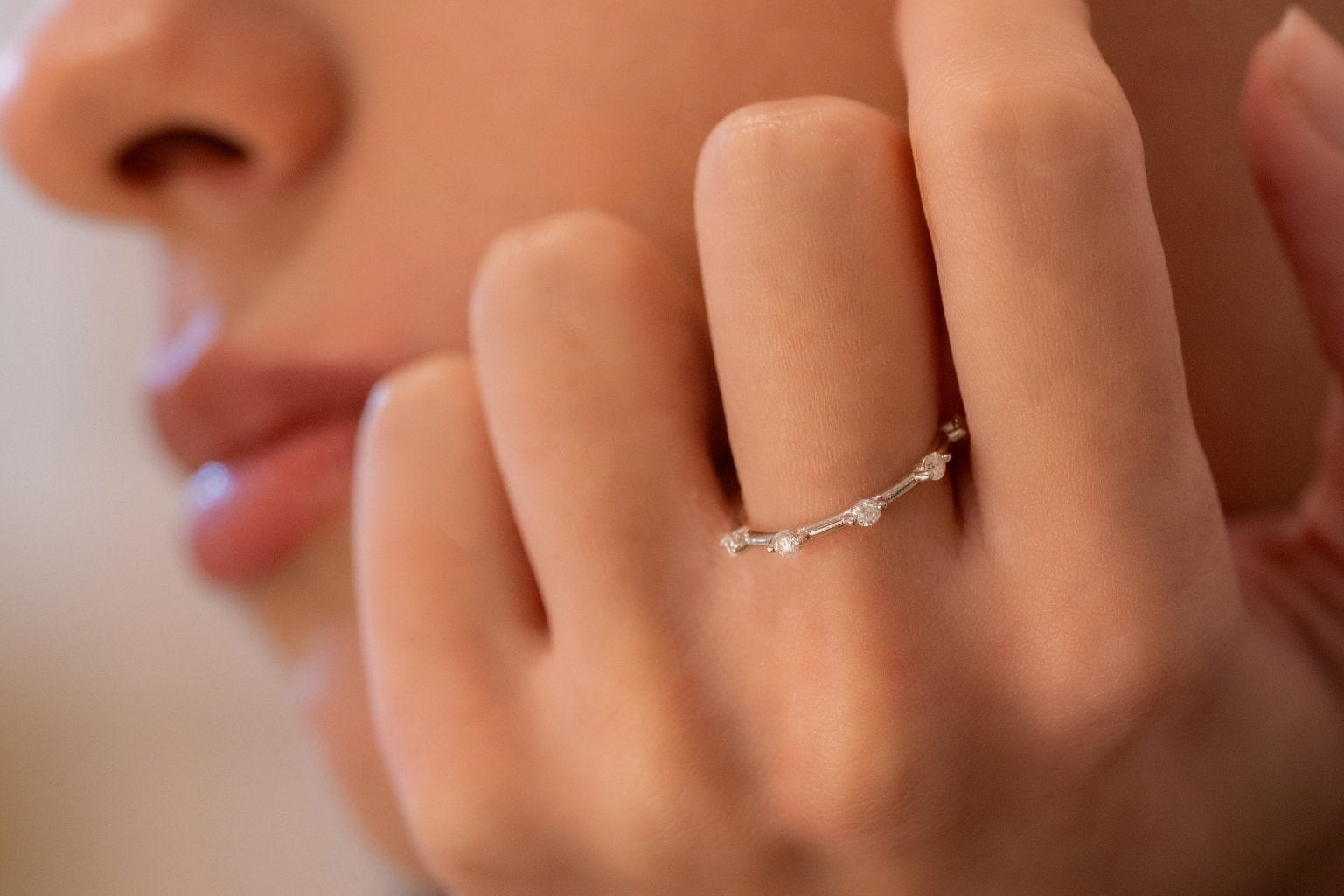 Stellar Grace Ring – Hochwertiger Schmuck: Ring mit Lab Grown Diamant in 14K Gelbgold von VON RUWEN GmbH