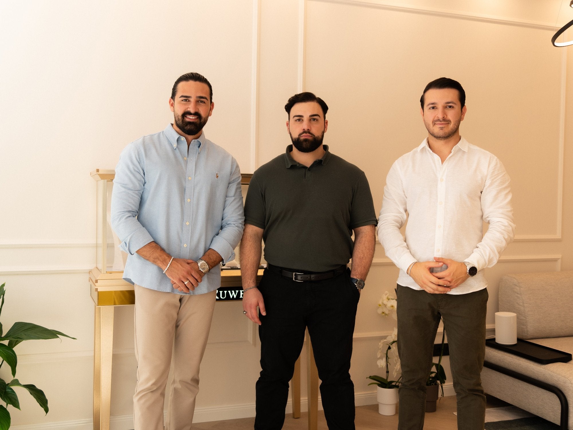 Das VON RUWEN-Team in stilvoller Umgebung – Ihre Experten für nachhaltigen Luxusschmuck.