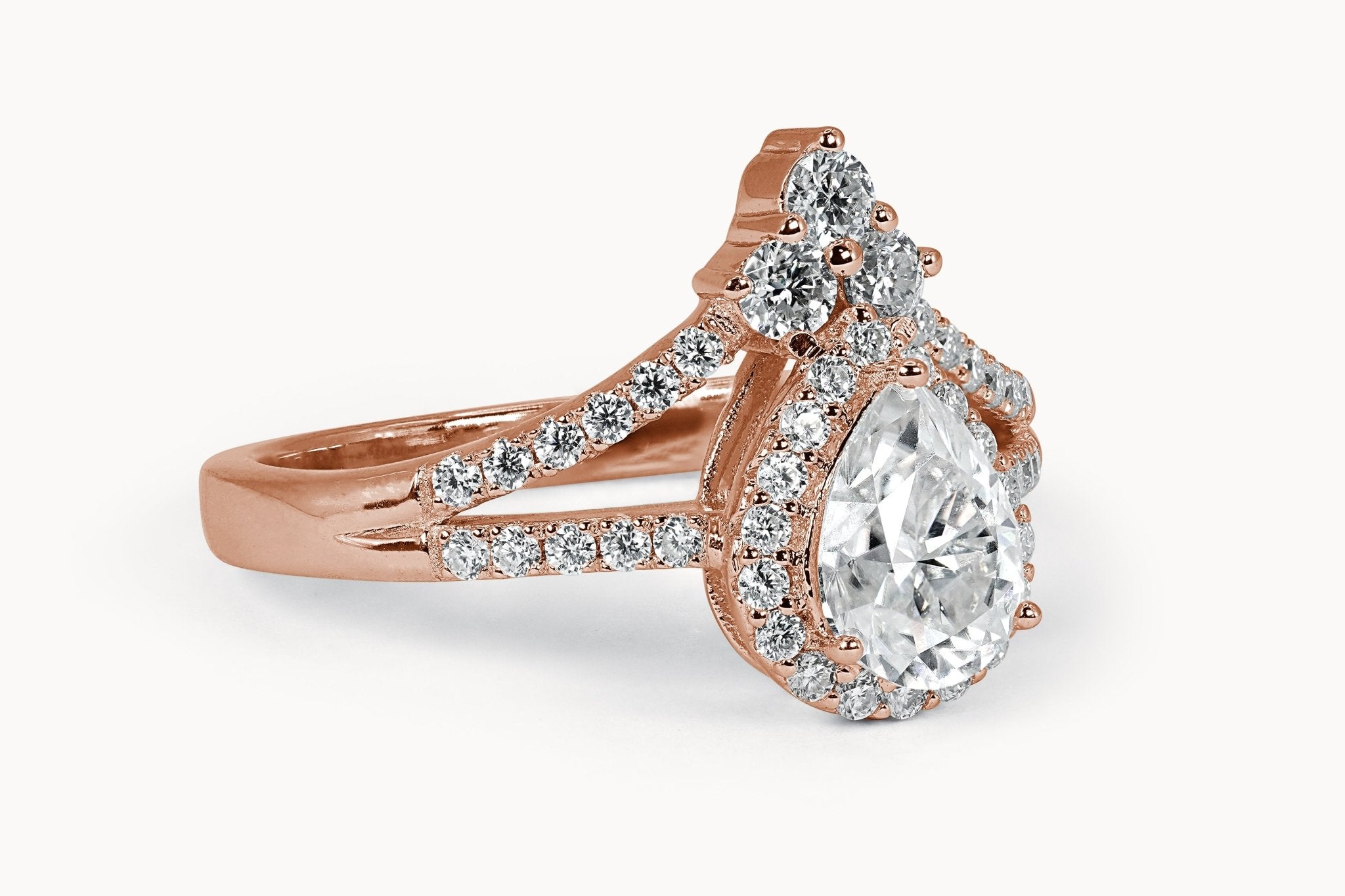 Tear Drop Majesty Ring – Hochwertiger Schmuck: Ring mit Lab Grown Diamant in 18K Gelbgold von VON RUWEN GmbH