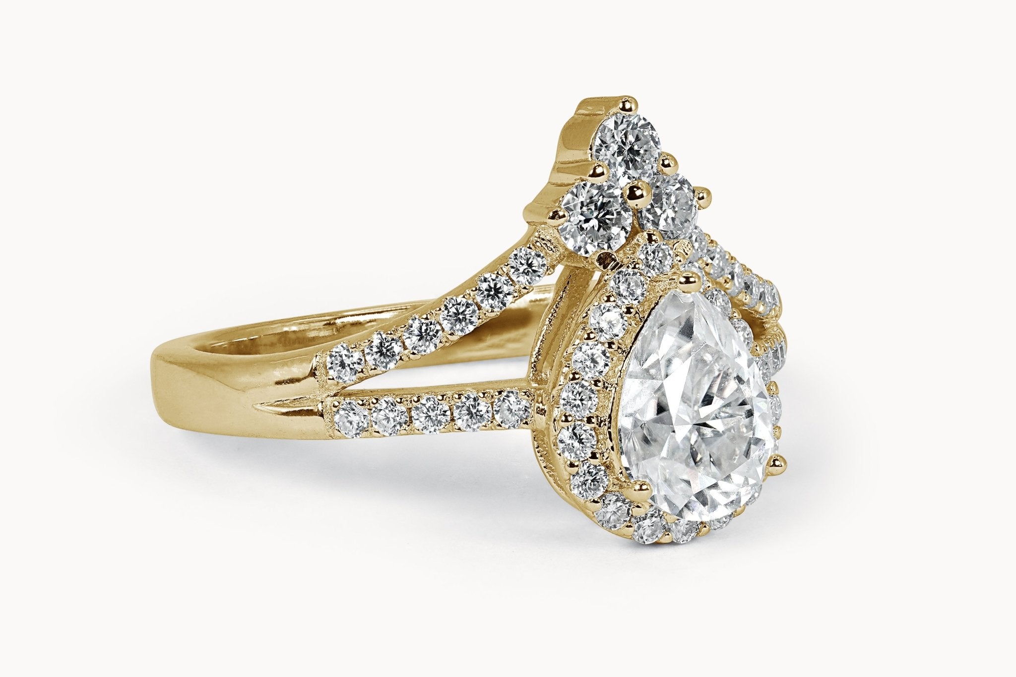 Tear Drop Majesty Ring – Hochwertiger Schmuck: Ring mit Lab Grown Diamant in 18K Gelbgold von VON RUWEN GmbH