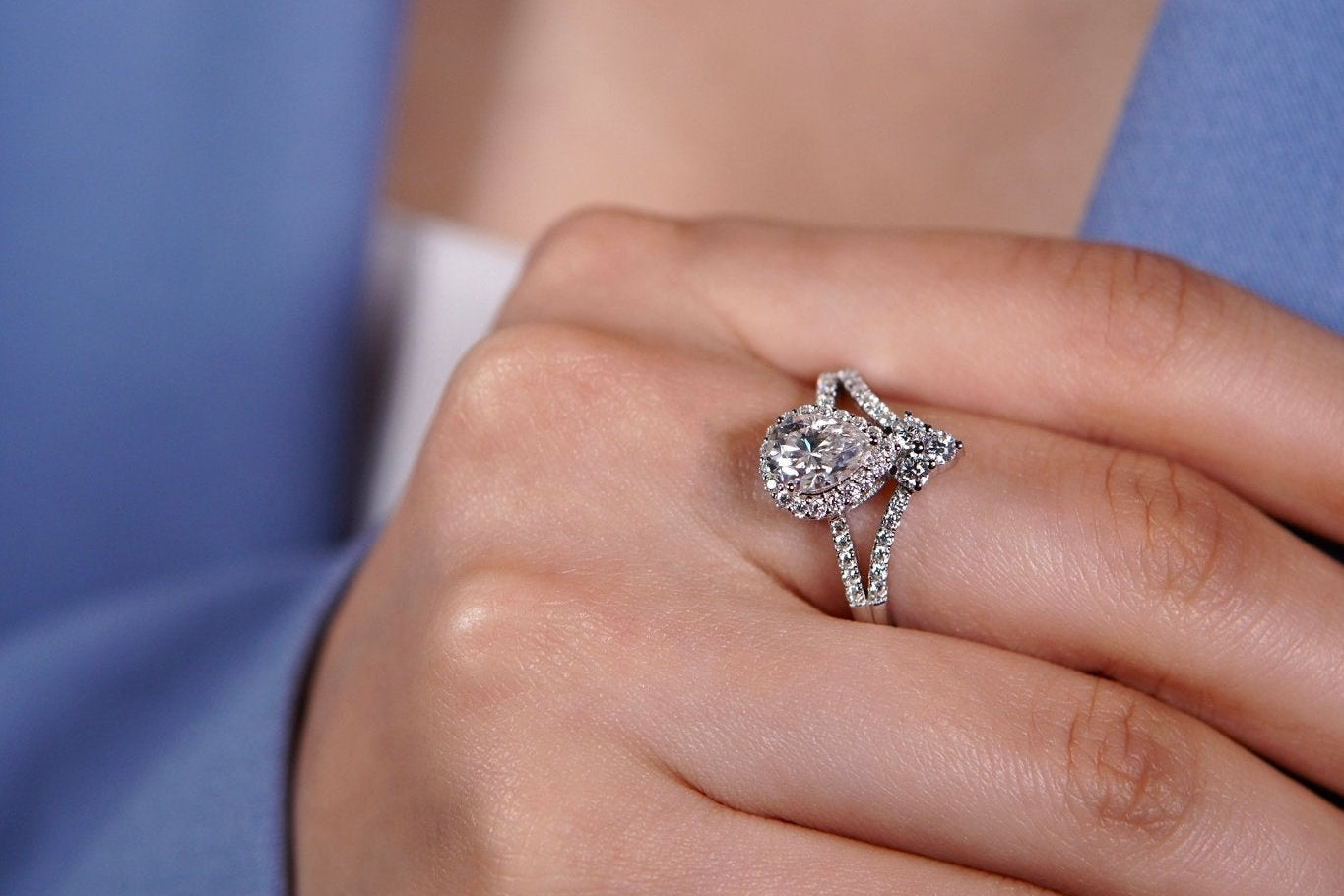 Tear Drop Majesty Ring – Hochwertiger Schmuck: Ring mit Lab Grown Diamant in 18K Gelbgold von VON RUWEN GmbH