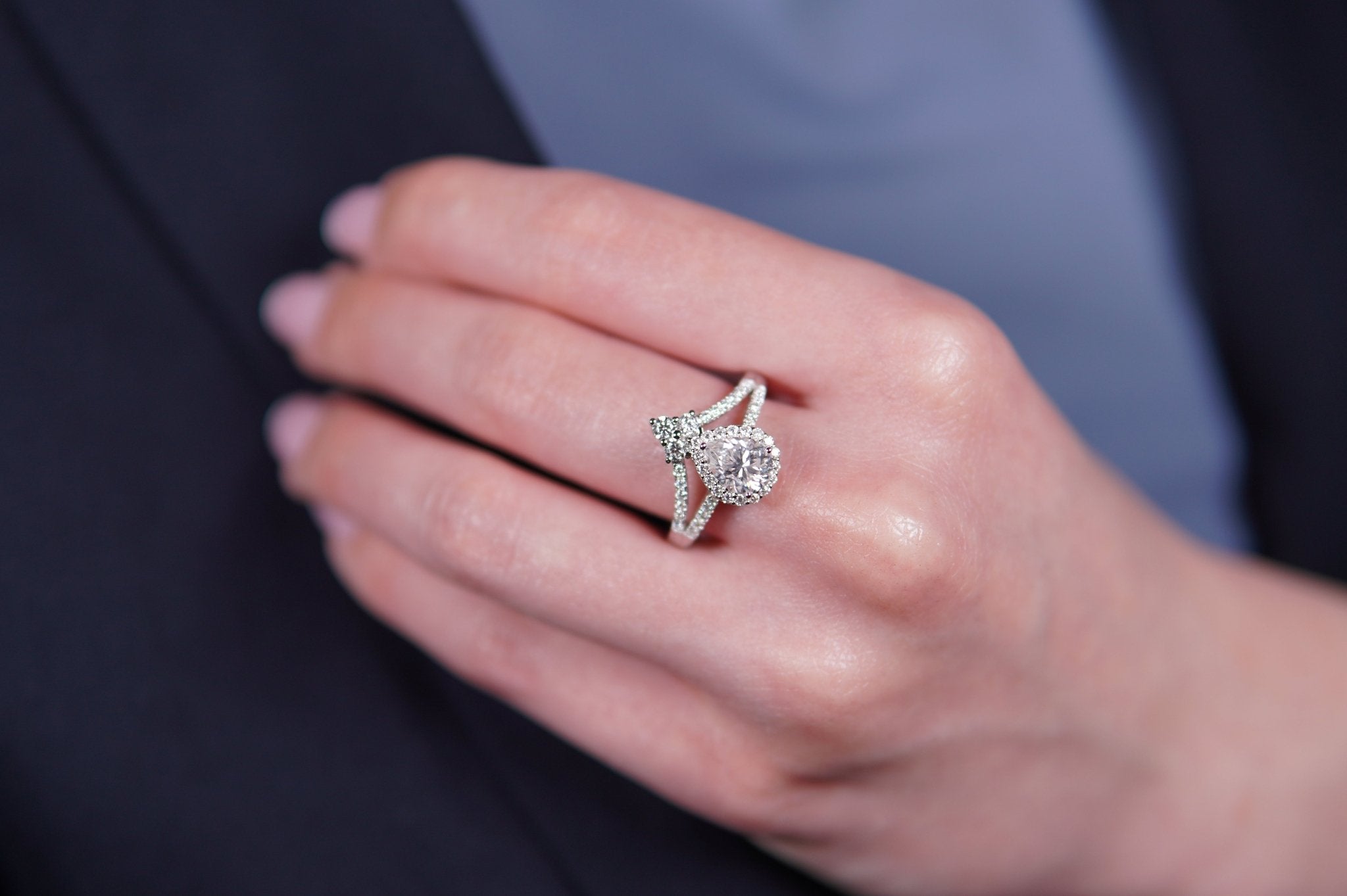 Tear Drop Majesty Ring – Hochwertiger Schmuck: Ring mit Lab Grown Diamant in 18K Gelbgold von VON RUWEN GmbH