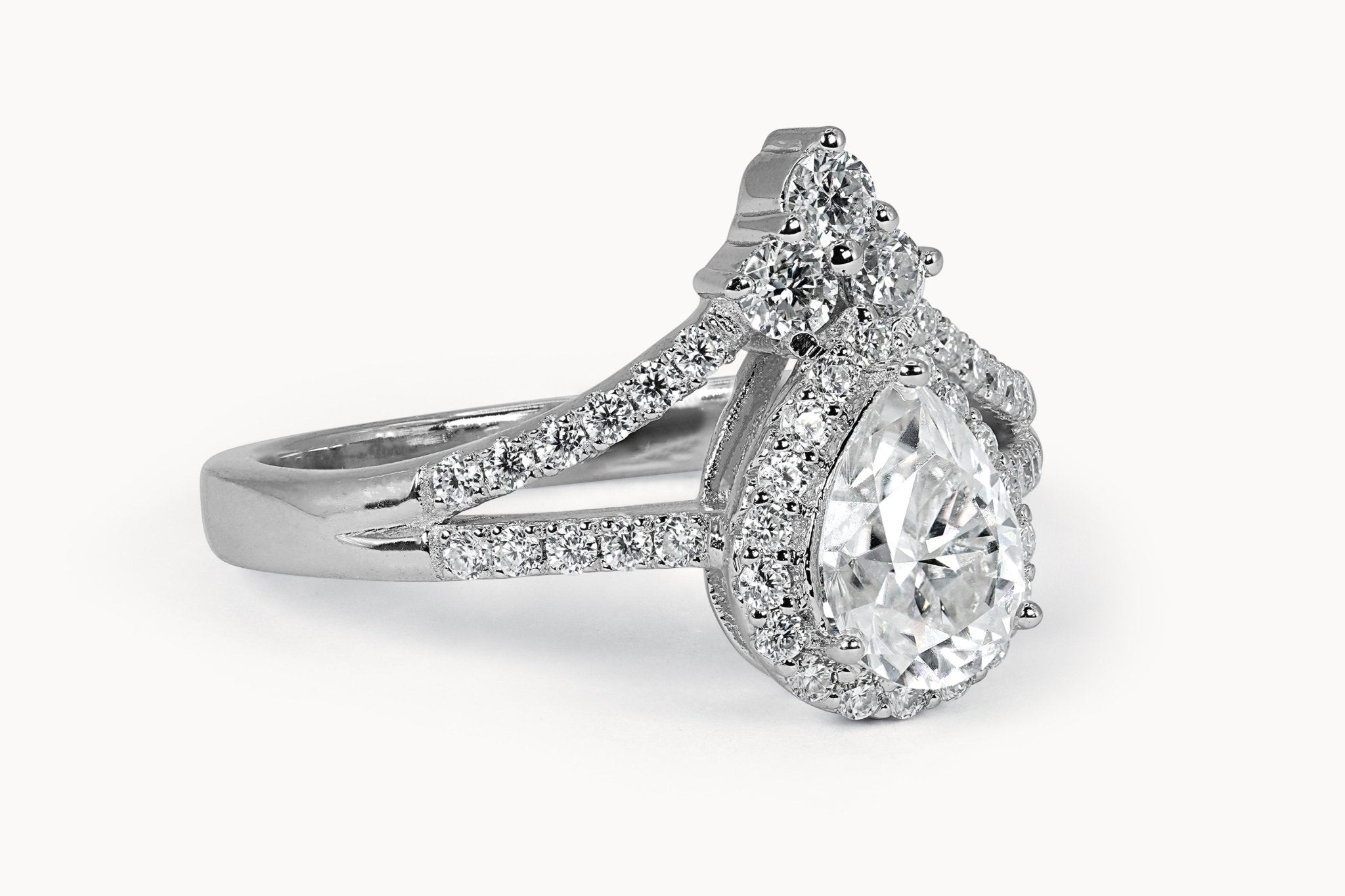 Tear Drop Majesty Ring – Hochwertiger Schmuck: Ring mit Lab Grown Diamant in 18K Gelbgold von VON RUWEN GmbH