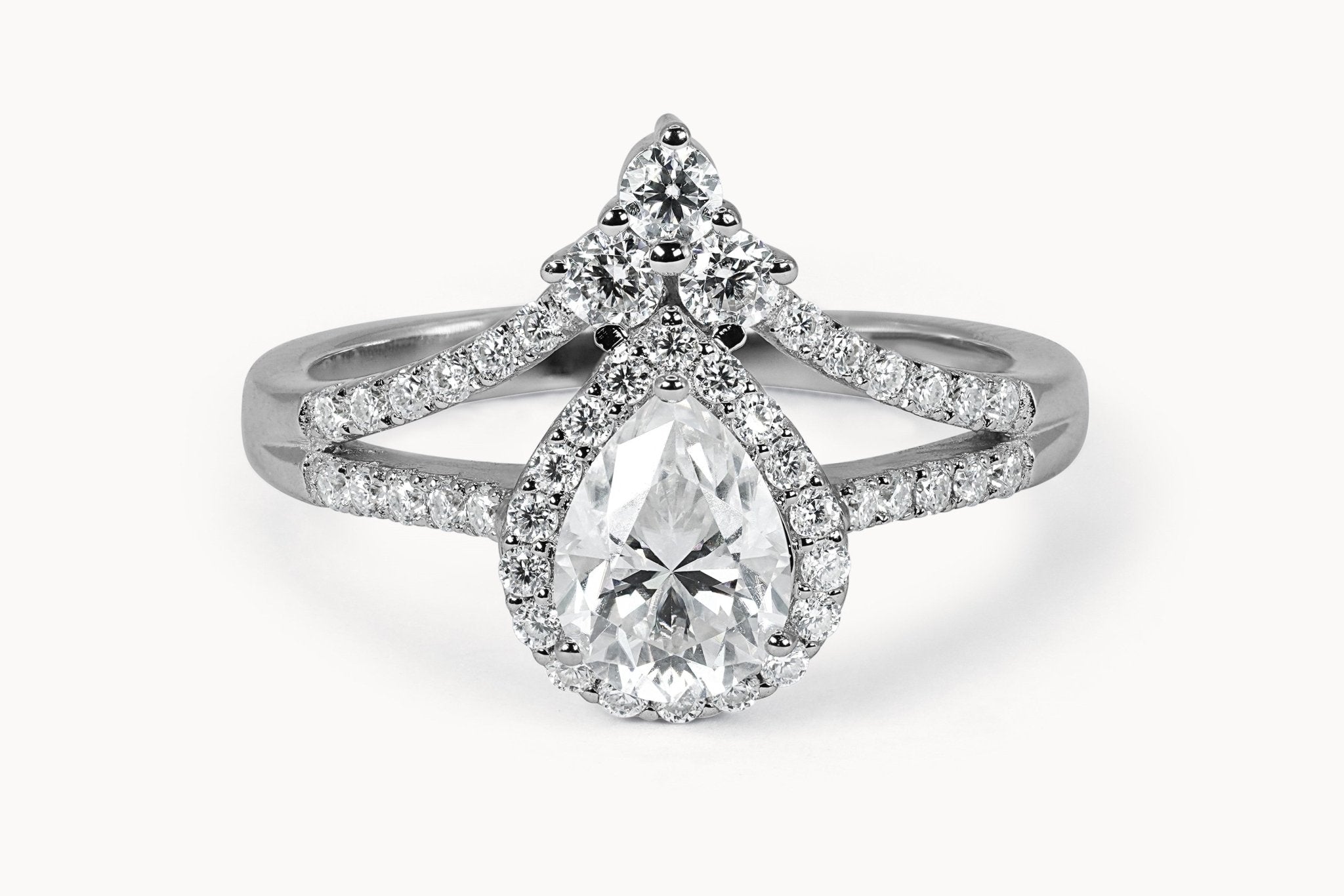 Tear Drop Majesty Ring – Hochwertiger Schmuck: Ring mit Lab Grown Diamant in 18K Gelbgold von VON RUWEN GmbH
