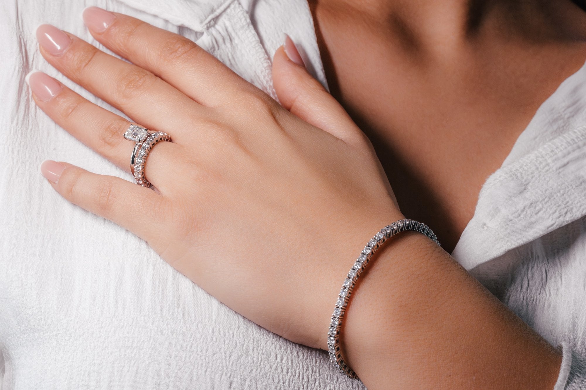 Elegantes Tennisarmband und Ringe aus Labordiamanten am Handgelenk einer Frau – nachhaltiger Luxus von VON RUWEN.