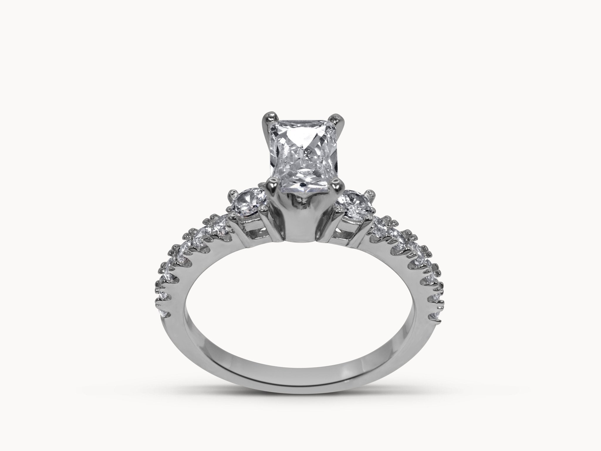 Trinity Grace Ring – Hochwertiger Schmuck: Ring mit Lab Grown Diamant in 18K Gelbgold von VON RUWEN GmbH