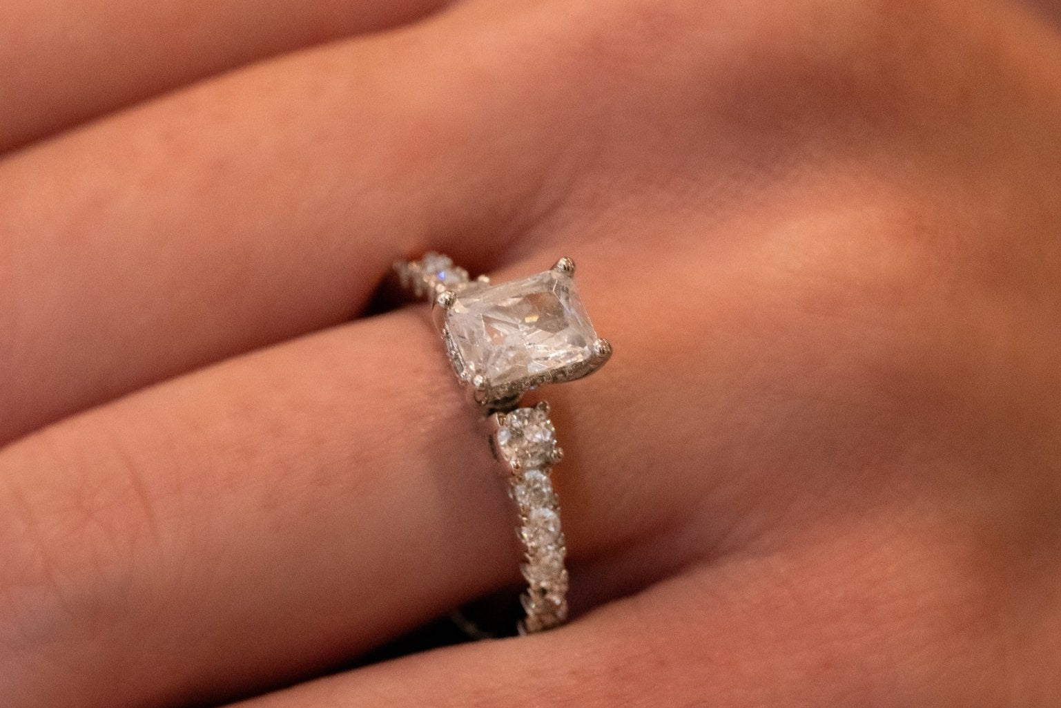 Trinity Grace Ring – Hochwertiger Schmuck: Ring mit Lab Grown Diamant in 18K Gelbgold von VON RUWEN GmbH