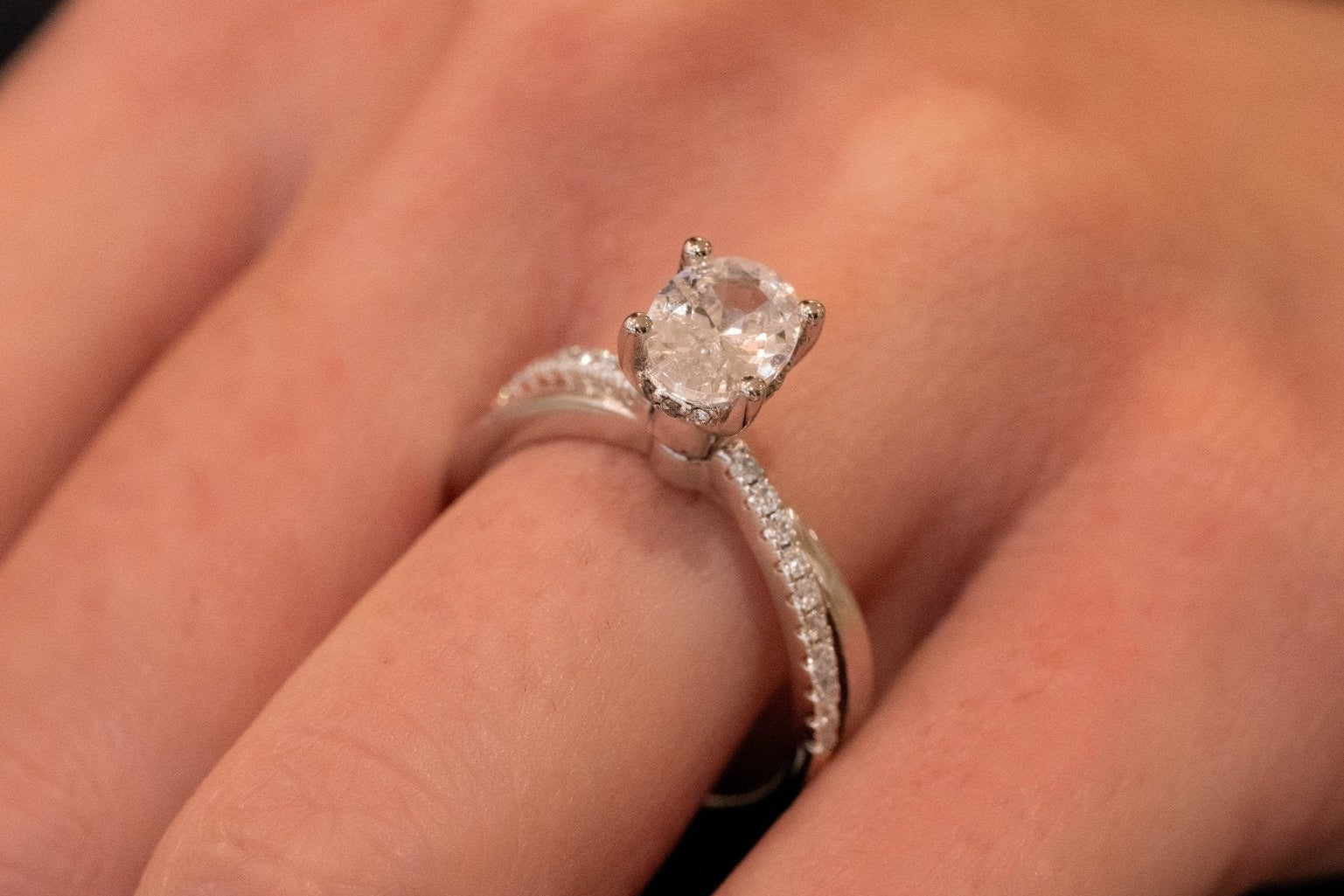 Twilight Serenade Ring – Hochwertiger Schmuck: Ring mit Lab Grown Diamant in 18K Gelbgold von VON RUWEN GmbH