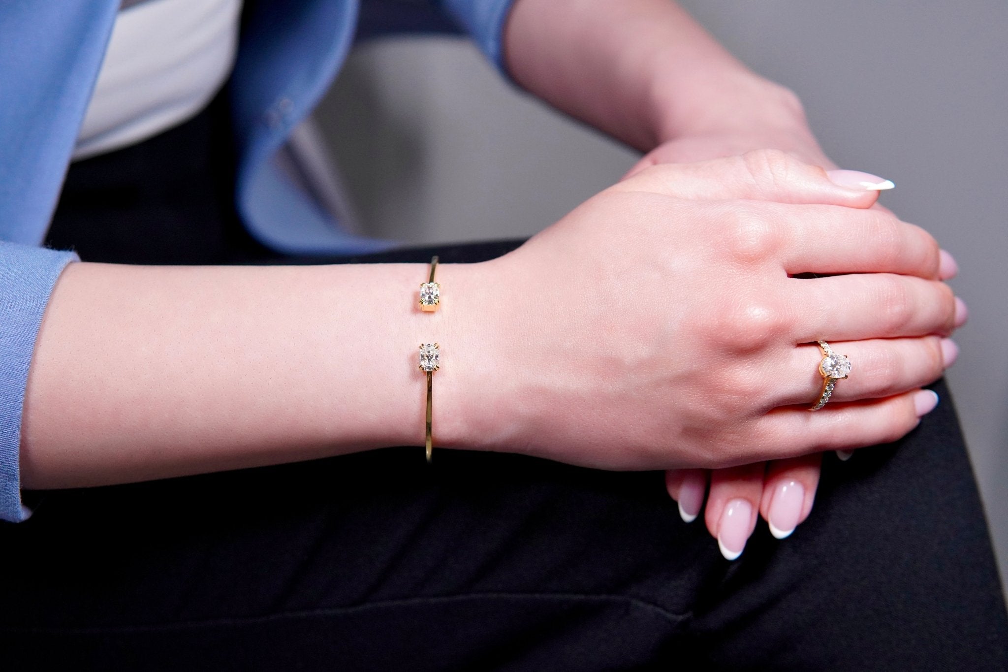 Twin Starlight Armreif – Hochwertiger Schmuck: Armreif mit Lab Grown Diamant in 14K Gelbgold von VON RUWEN GmbH