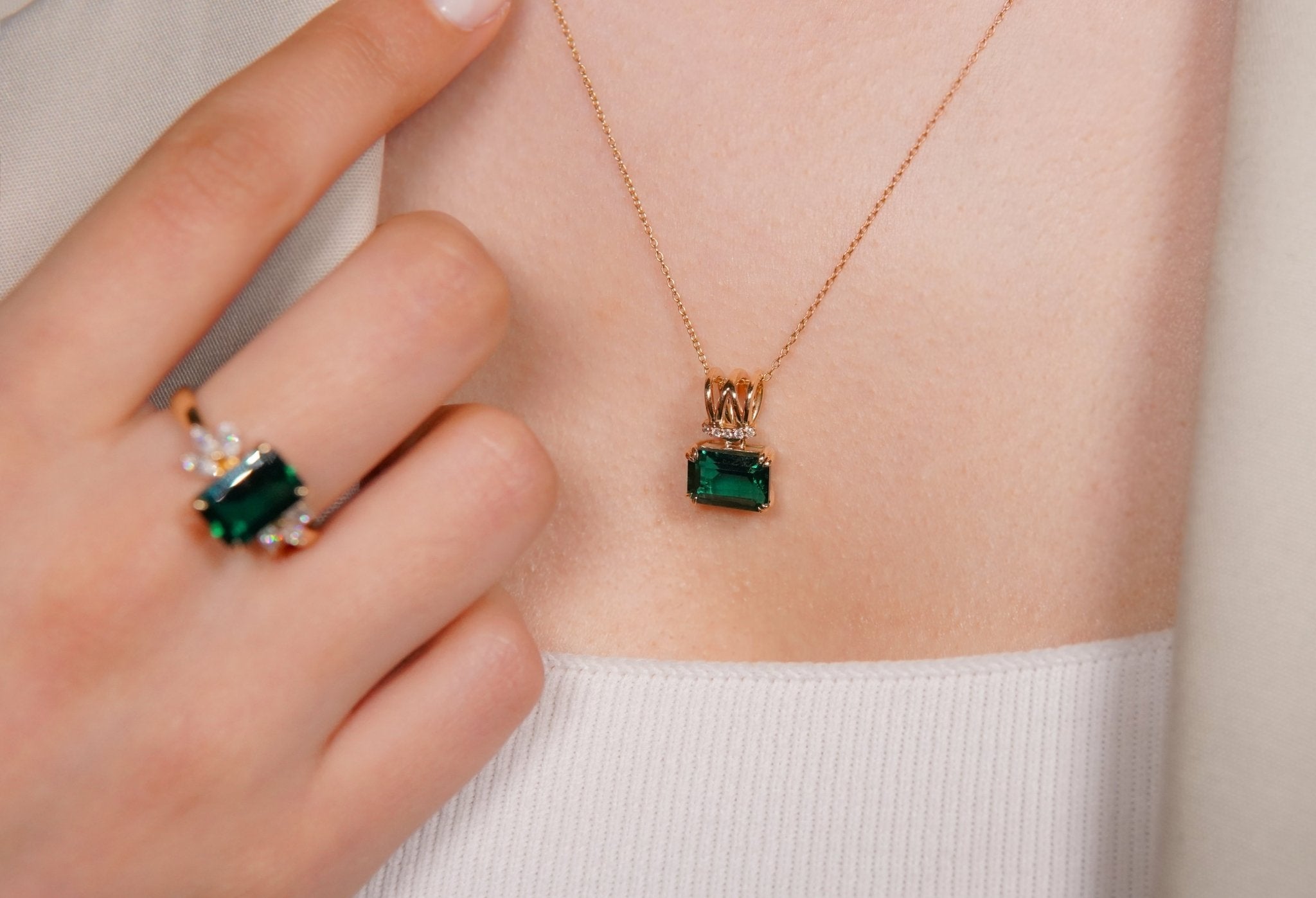 Verde Royale Halskette – Hochwertiger Schmuck: Halskette mit Smaragd & Lab Grown Diamant in 14K Gelbgold von VON RUWEN GmbH