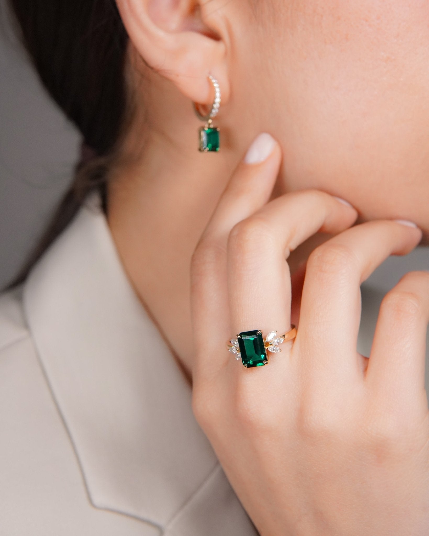 Verde Royale Ohrringe – Hochwertiger Schmuck: Ohrringe mit Smaragd & Lab Grown Diamant in 14K Gelbgold von VON RUWEN GmbH