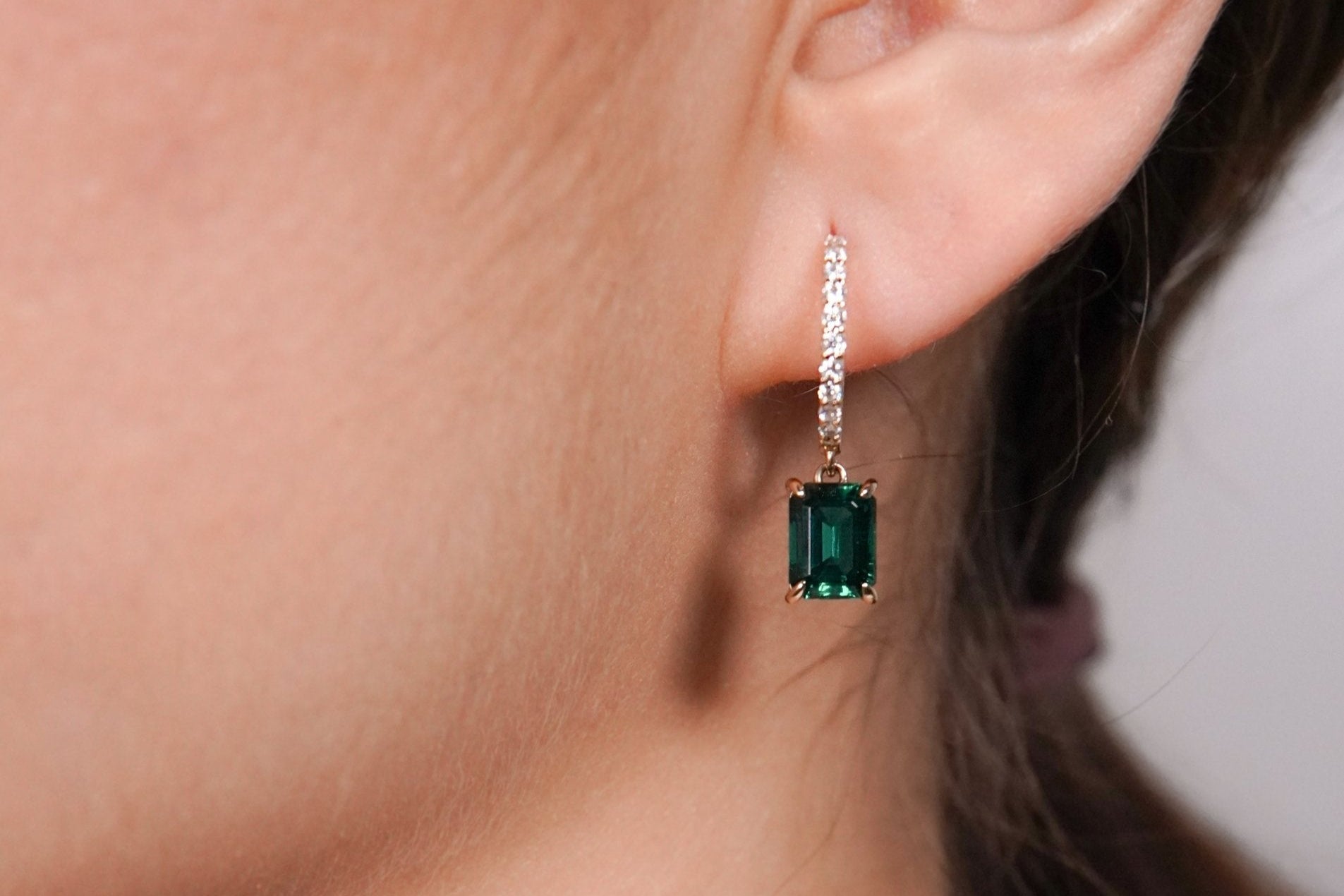 Verde Royale Ohrringe – Hochwertiger Schmuck: Ohrringe mit Smaragd & Lab Grown Diamant in 14K Gelbgold von VON RUWEN GmbH