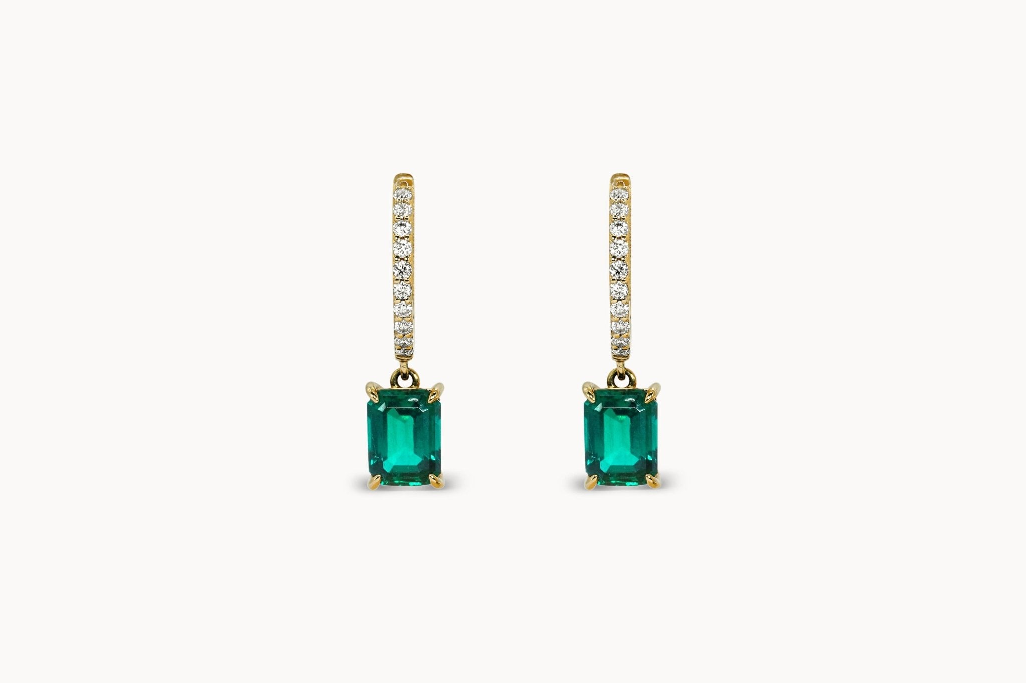 Verde Royale Ohrringe – Hochwertiger Schmuck: Ohrringe mit Smaragd & Lab Grown Diamant in 14K Gelbgold von VON RUWEN GmbH