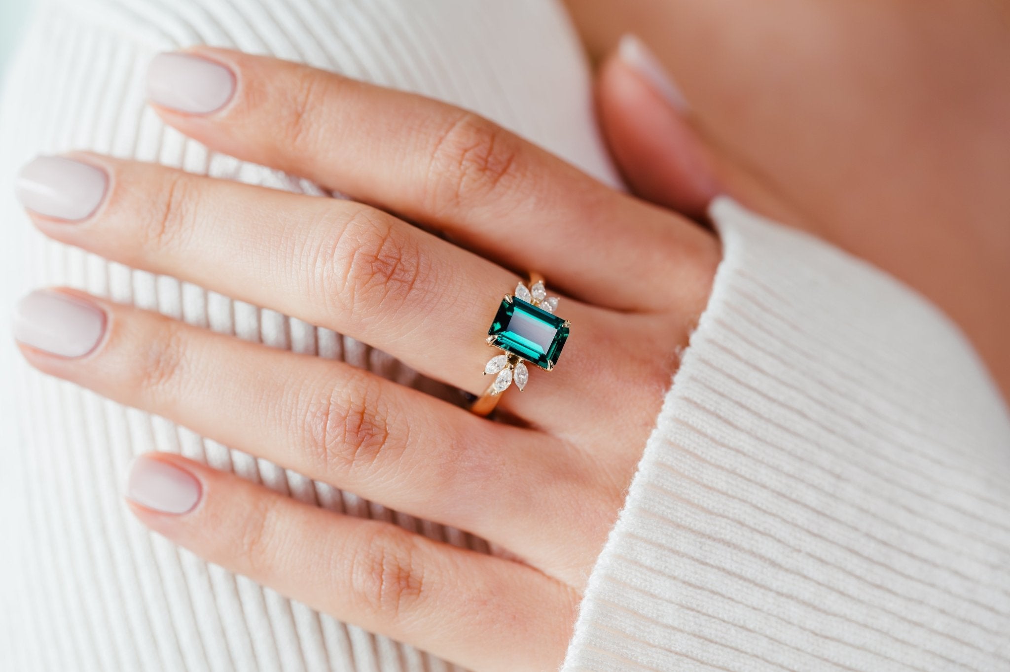 Verde Royale Ring – Hochwertiger Schmuck: Ring mit Smaragd & Lab Grown Diamant in 14K Gelbgold von VON RUWEN GmbH