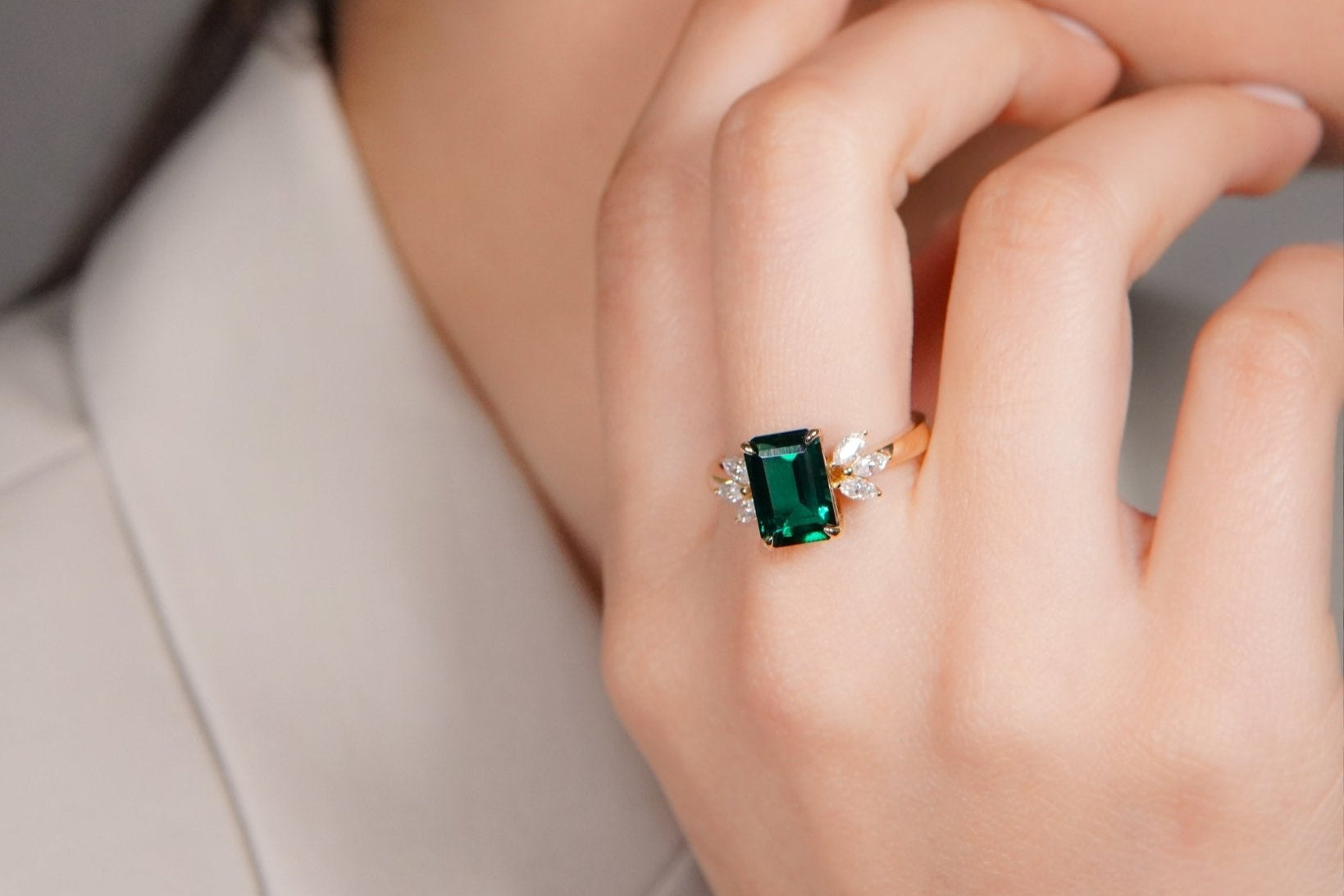 Verde Royale Ring – Hochwertiger Schmuck: Ring mit Smaragd & Lab Grown Diamant in 14K Gelbgold von VON RUWEN GmbH