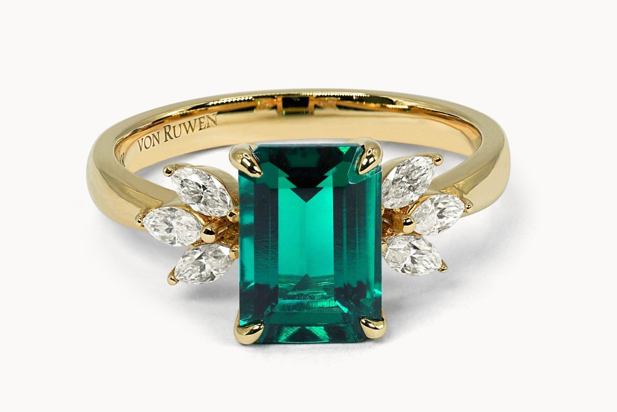 Verde Royale Ring – Hochwertiger Schmuck: Ring mit Smaragd & Lab Grown Diamant in 14K Gelbgold von VON RUWEN GmbH