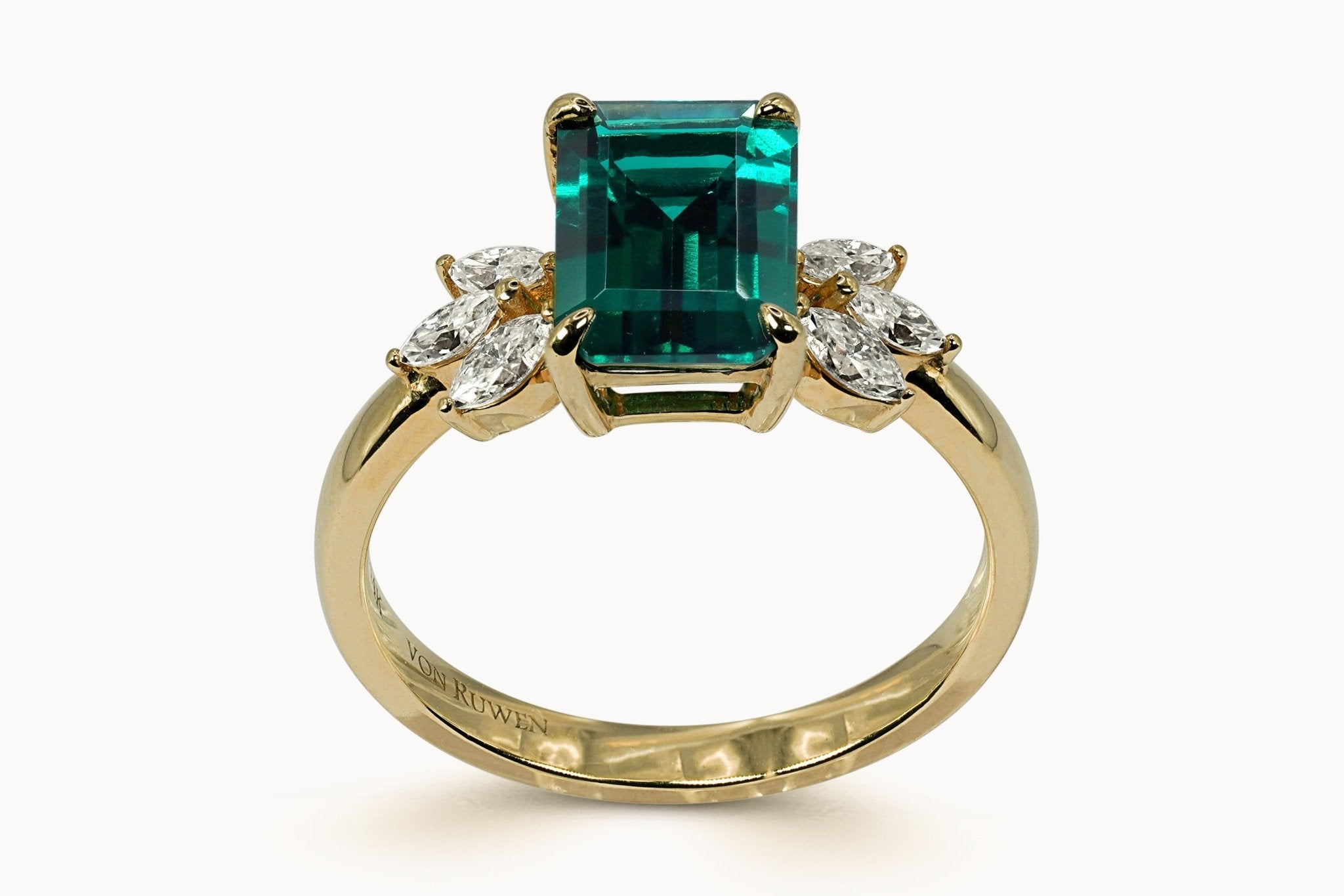Verde Royale Ring – Hochwertiger Schmuck: Ring mit Smaragd & Lab Grown Diamant in 14K Gelbgold von VON RUWEN GmbH