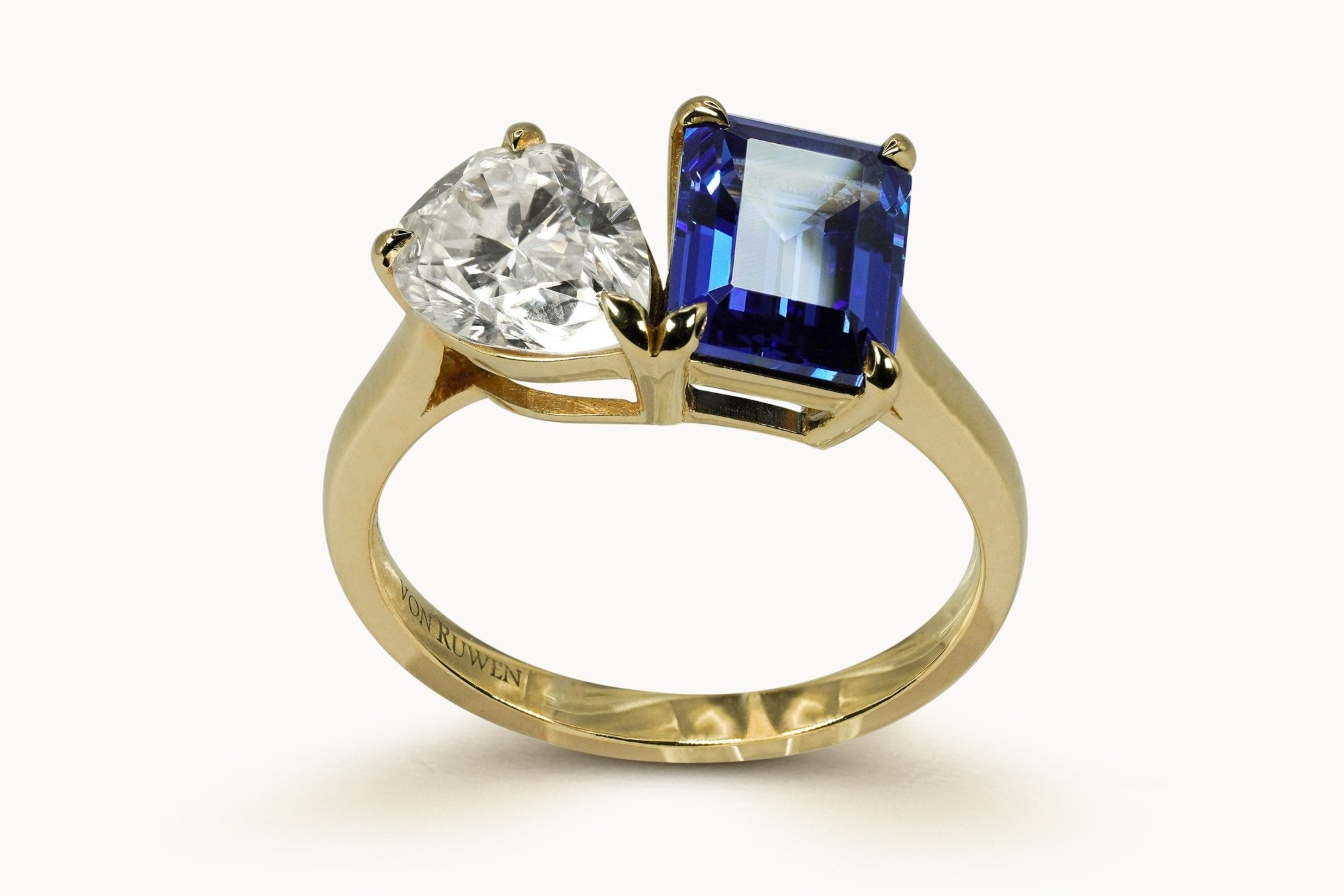You and Me Ring – Hochwertiger Schmuck: Ring mit Saphir & Lab Grown Diamant in 14K Gelbgold von VON RUWEN GmbH
