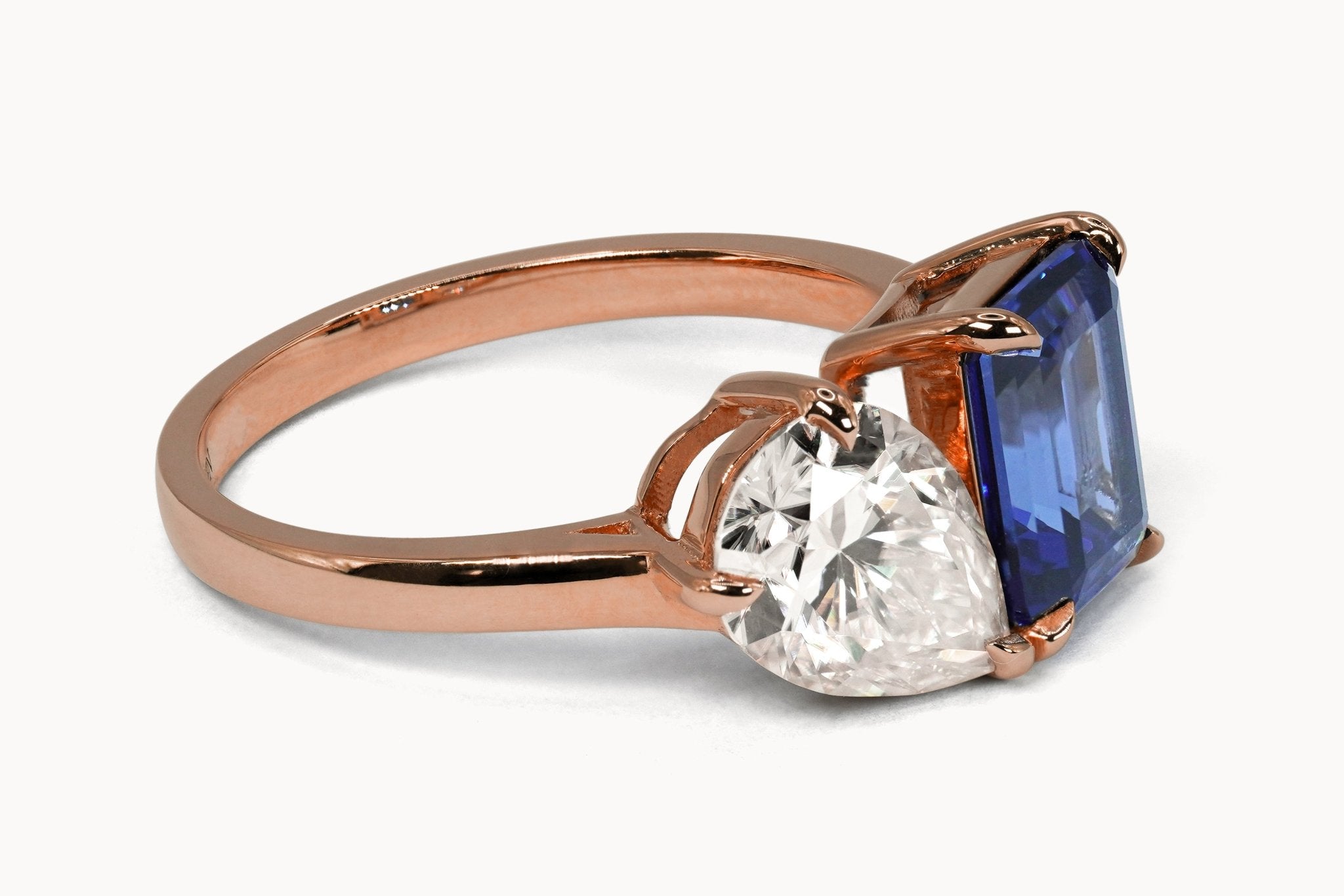 You and Me Ring – Hochwertiger Schmuck: Ring mit Saphir & Lab Grown Diamant in 14K Gelbgold von VON RUWEN GmbH